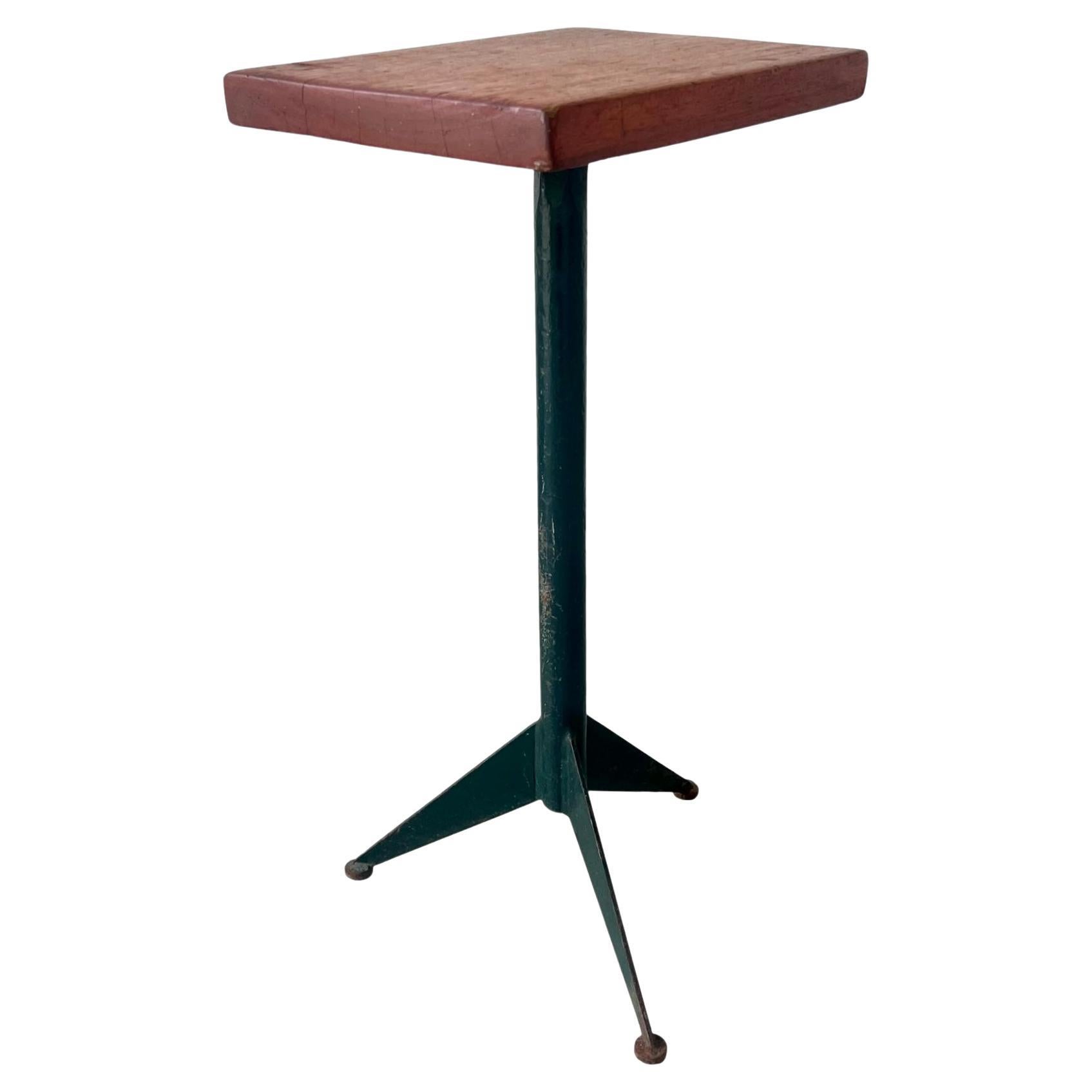 Table d'appoint en bois et métal de style Prouve, 1960 France en vente