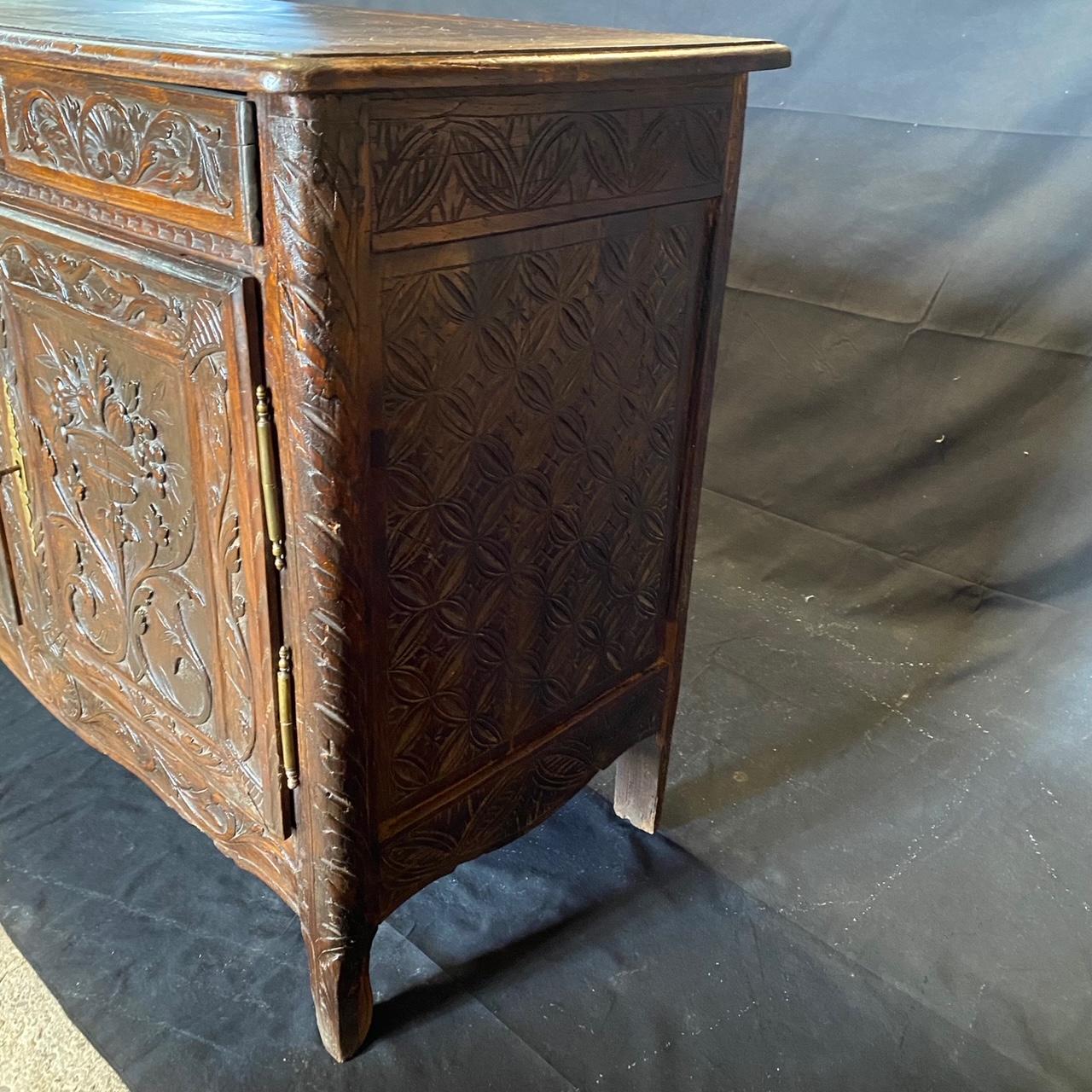 Provencal 18th Century Carved Walnut Buffet Sideboard In Good Condition For Sale In Hopewell, NJ