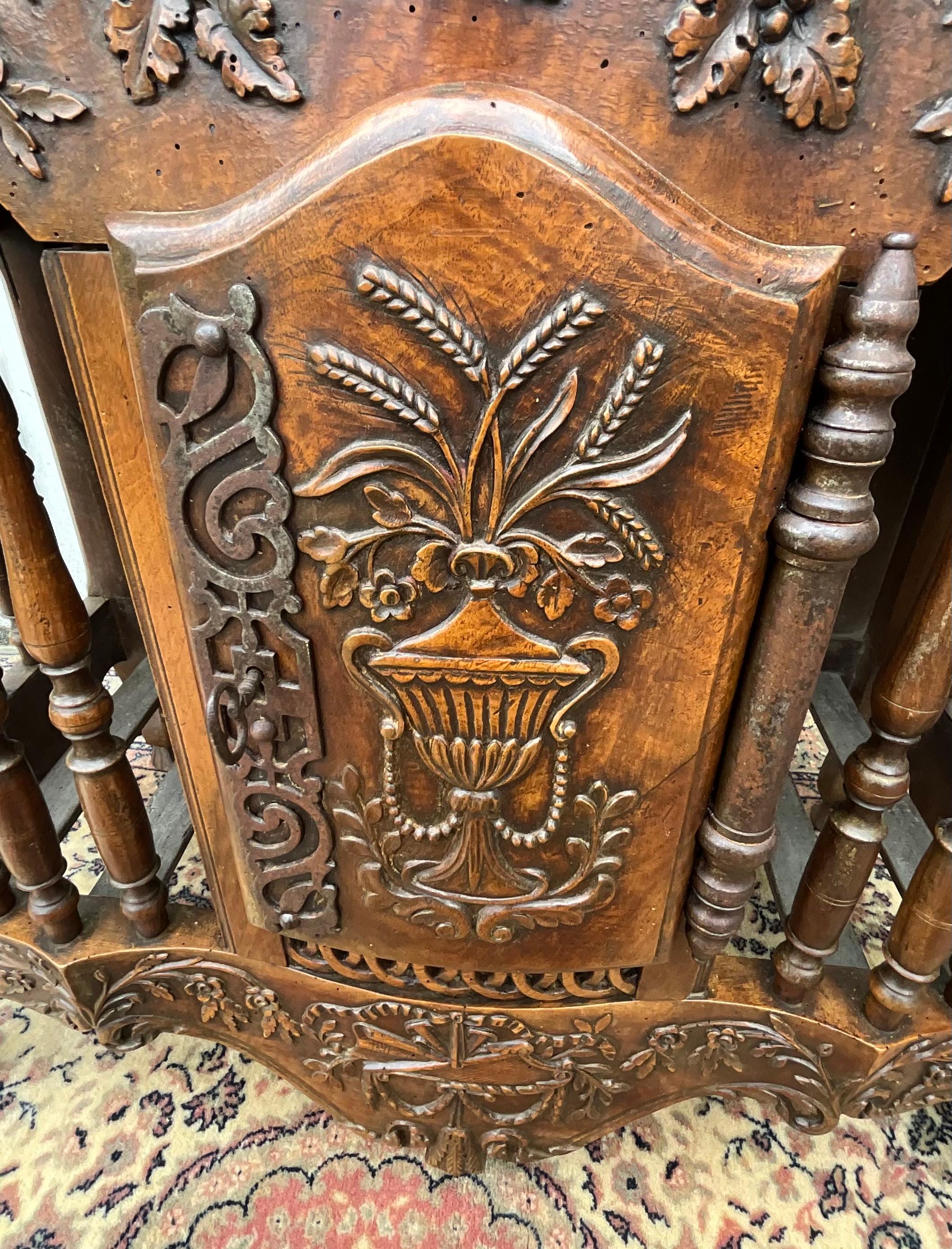 Provencal « panetière » or bread box  in solid walnut early 19th 

This beautiful  « panetière » is an undisputed masterpiece. It is the result of the work of passionate cabinetmakers. It was dedicated to the conservation of bread.

This piece of