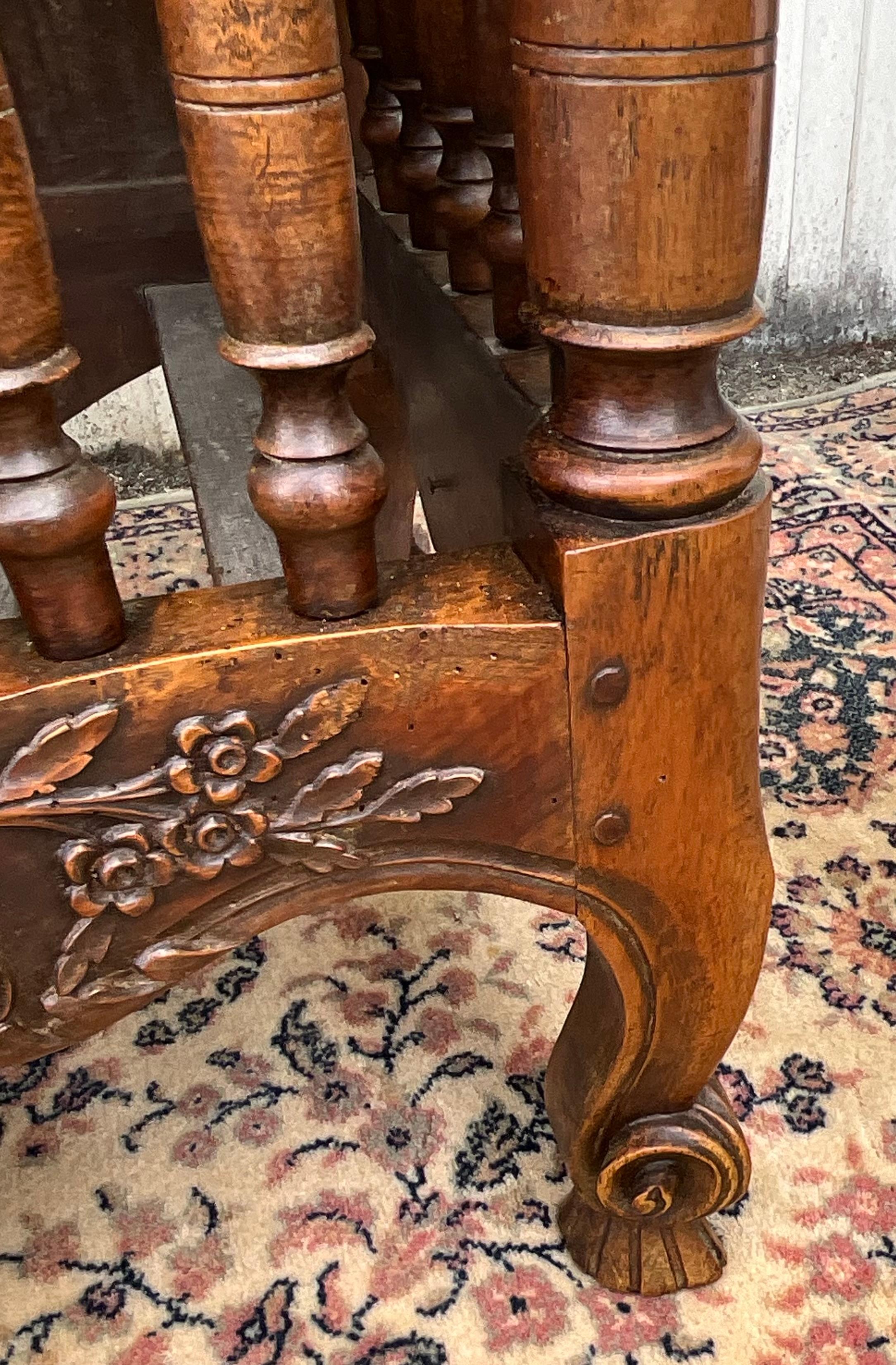 Provencal Bread Box In Solid Walnut, Early 19th Century In Good Condition In SAINT-CLÉMENT-DE-LA-PLACE, FR