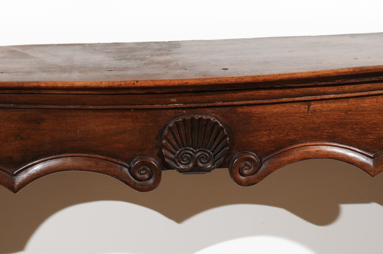 Provençal Louis XV Period 18th Century Walnut Fireplace Mantel with Carved Shell For Sale 4