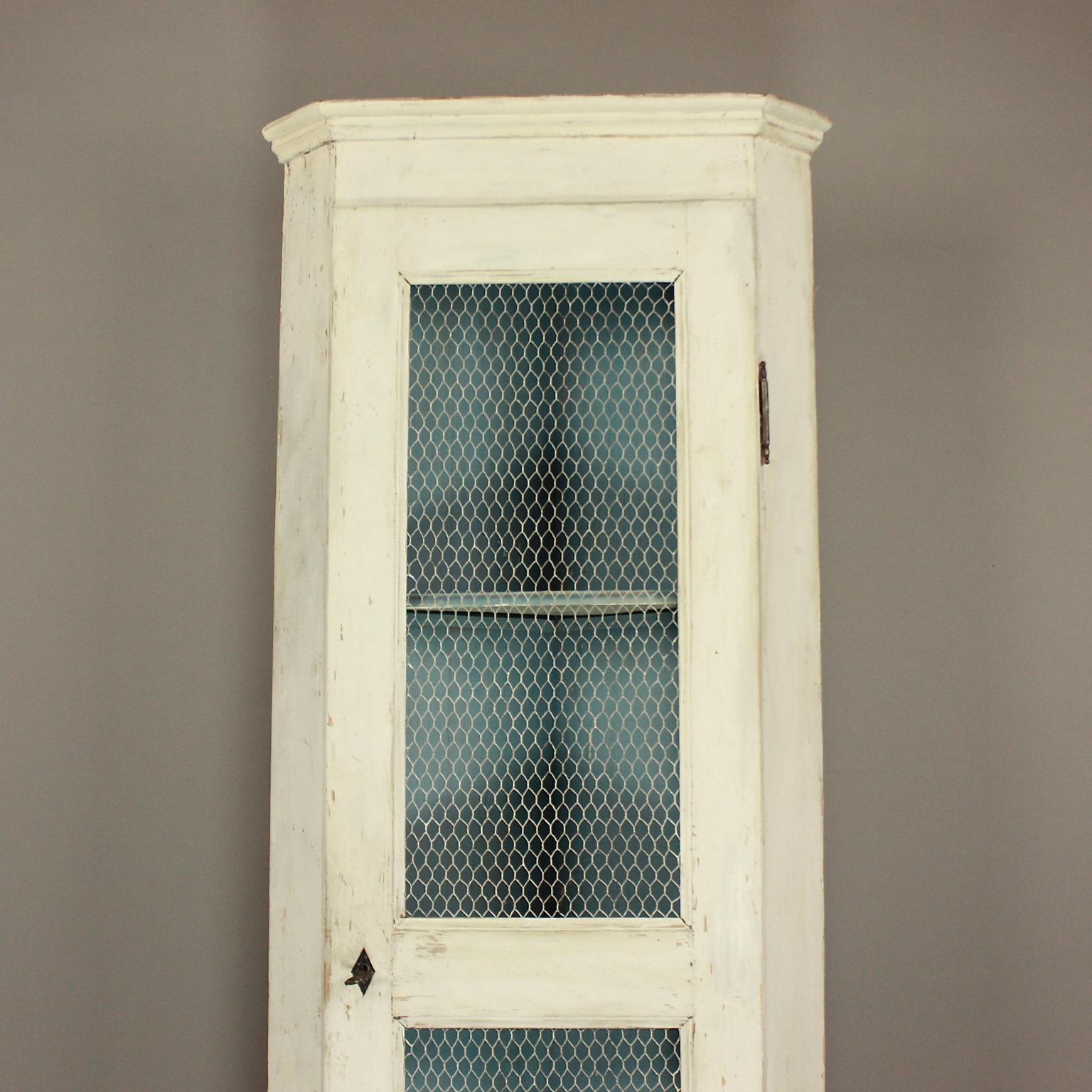 French Provençal 18th Century Louis XVI Grey Painted Corner Cupboard/Encoignure

A Provençal Louis XVI painted corner cabinet made of softwood and painted in greyish white and blue. Originating from the South of France and of plain construction with