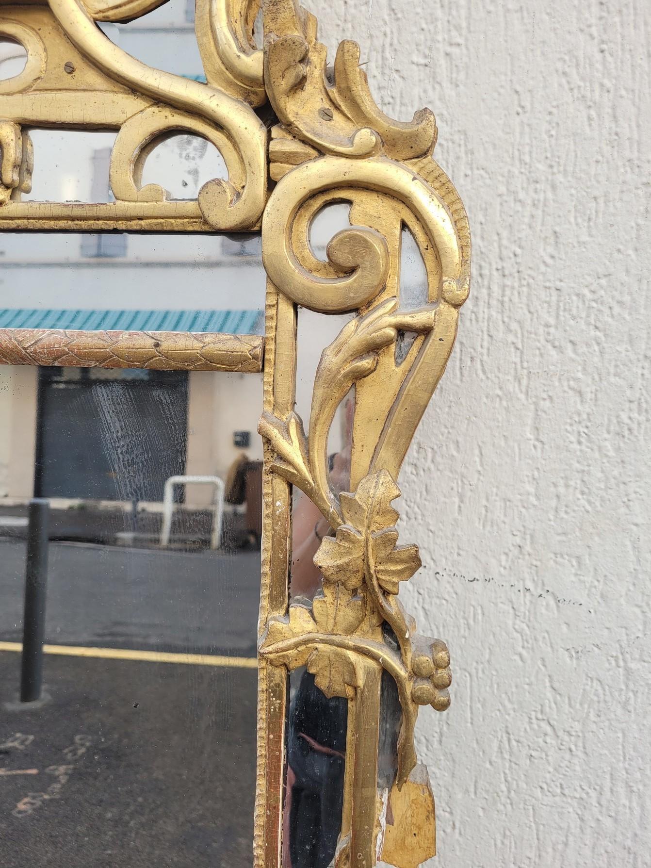 Charmanter provenzalischer Spiegel aus vergoldetem Holz, gekrönt von einer Vase mit Früchten und Blättern

Typisches Werk aus der Region Beaucaire, Jahrgang Ende 18. Anfang 19.

Guter allgemeiner Zustand, es fehlt ein Stück des Spiegels in der