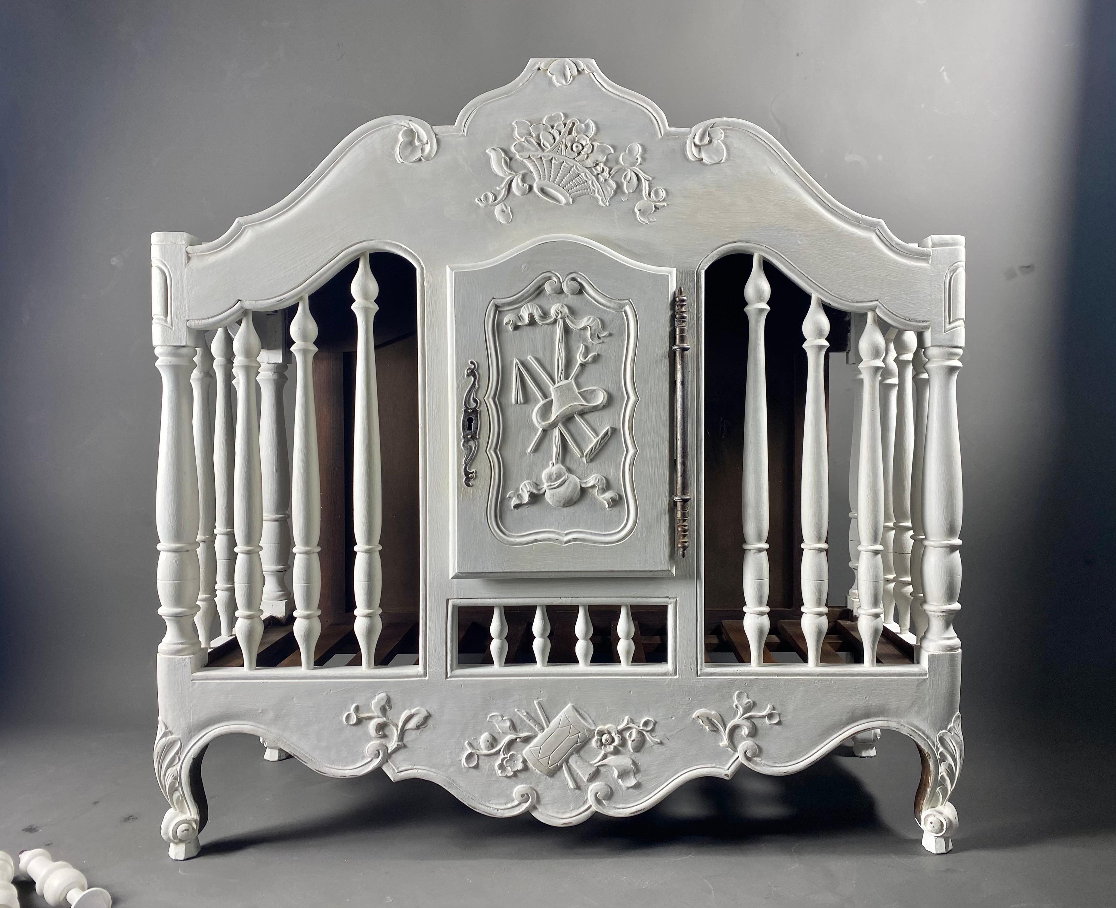 Provencal panetière in carved and white lacquered walnut For Sale 4