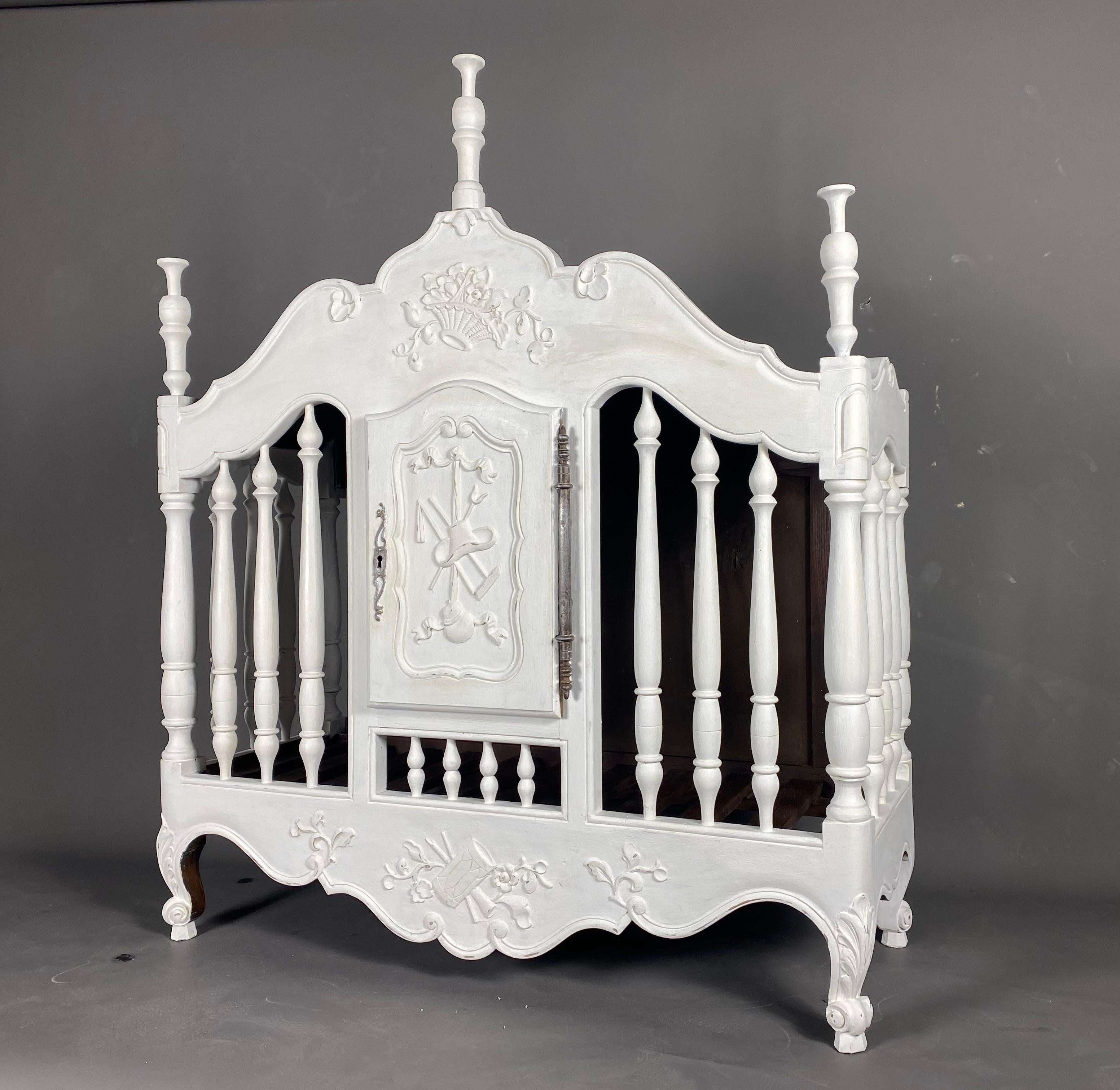 Provencal panetière (bread box) in richly carved and white lacquered solid walnut, opening a door on the front.

This wall cabinet was used  in Provence (south of France) to store  homemade bread was stored.

Very good condition, slight lacquer