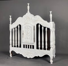 Panetière provençale en noyer sculpté et laqué blanc