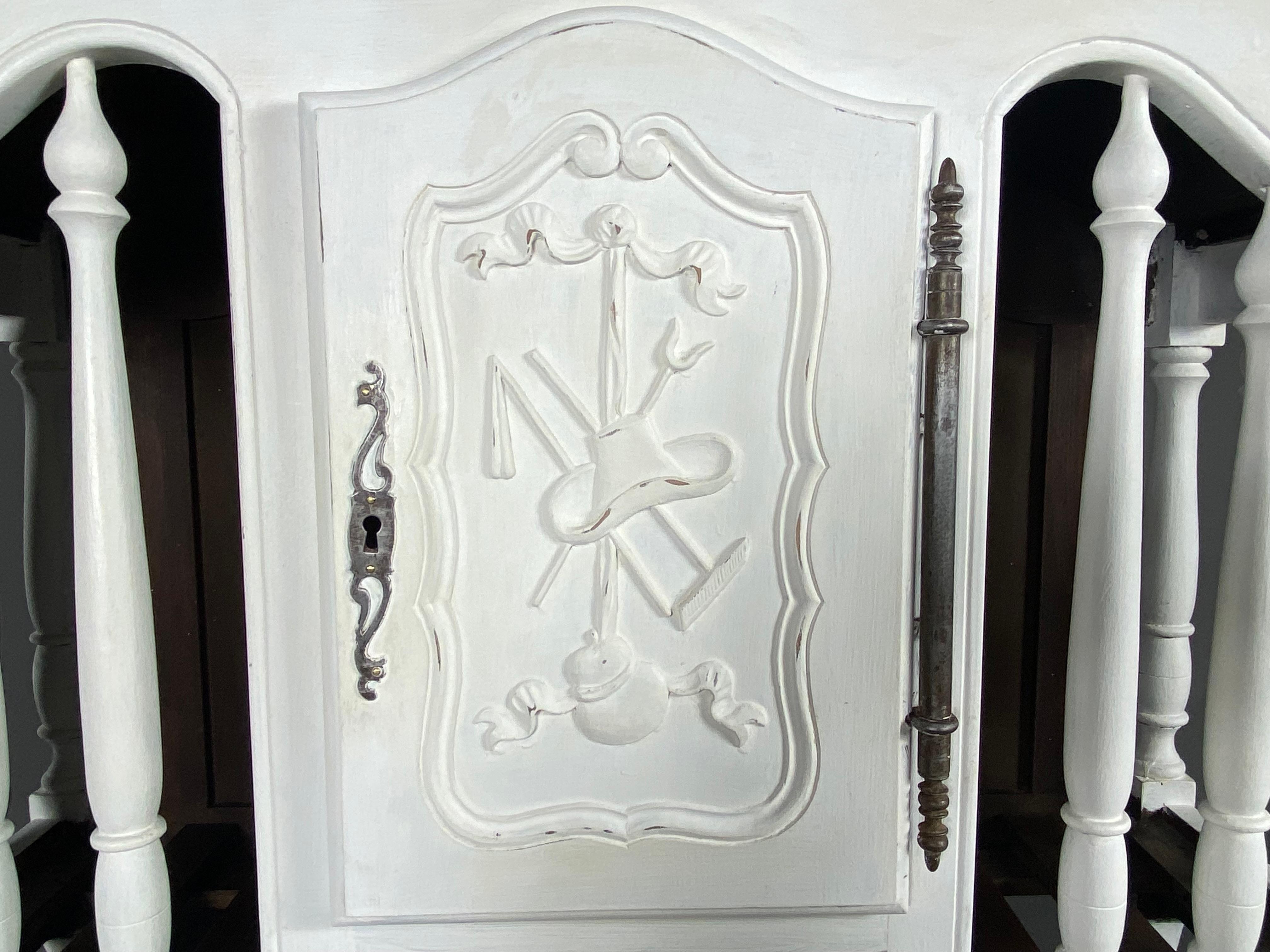Louis XV Provencal panetière in carved and white lacquered walnut For Sale