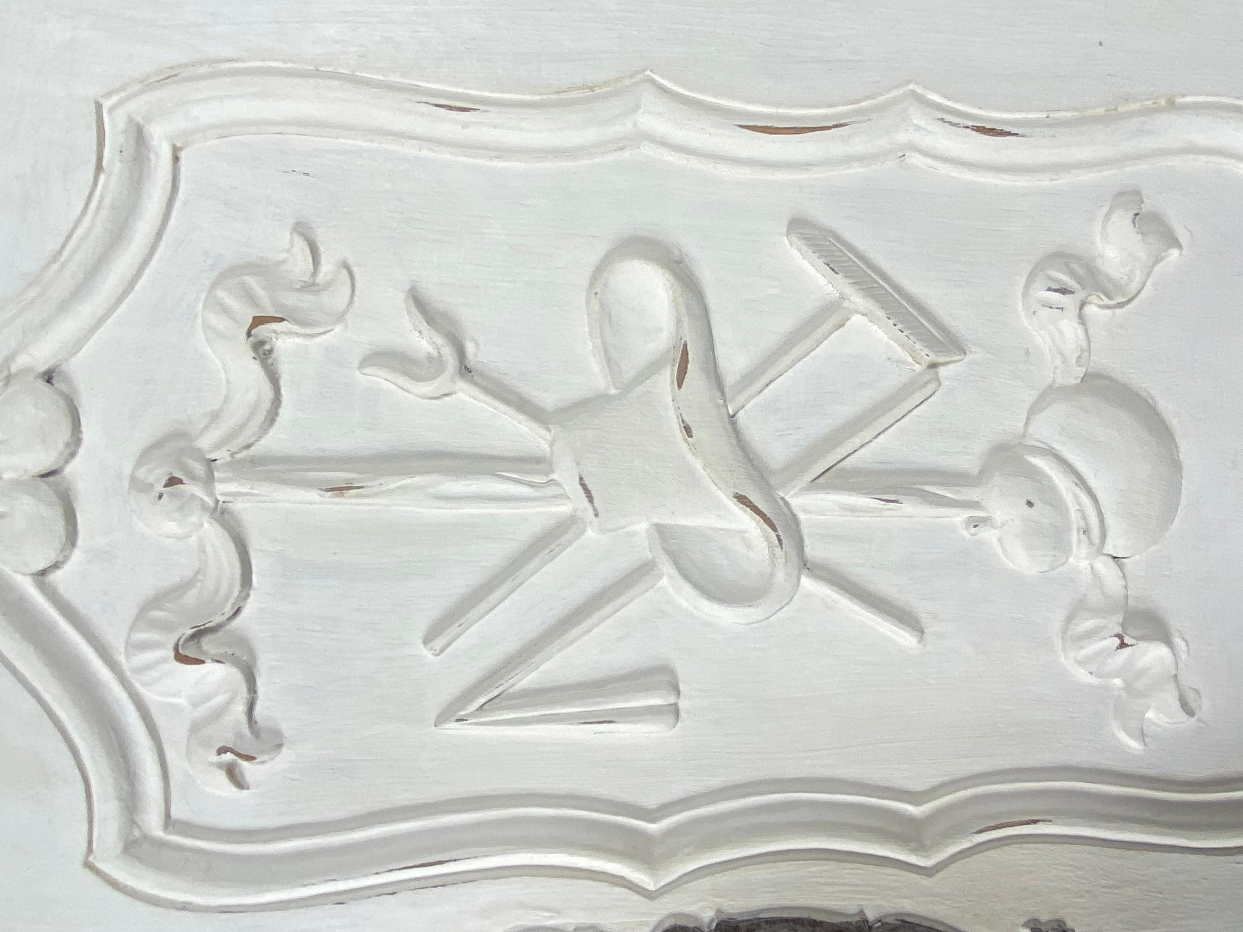 Sculpté à la main Panetière provençale en noyer sculpté et laqué blanc en vente