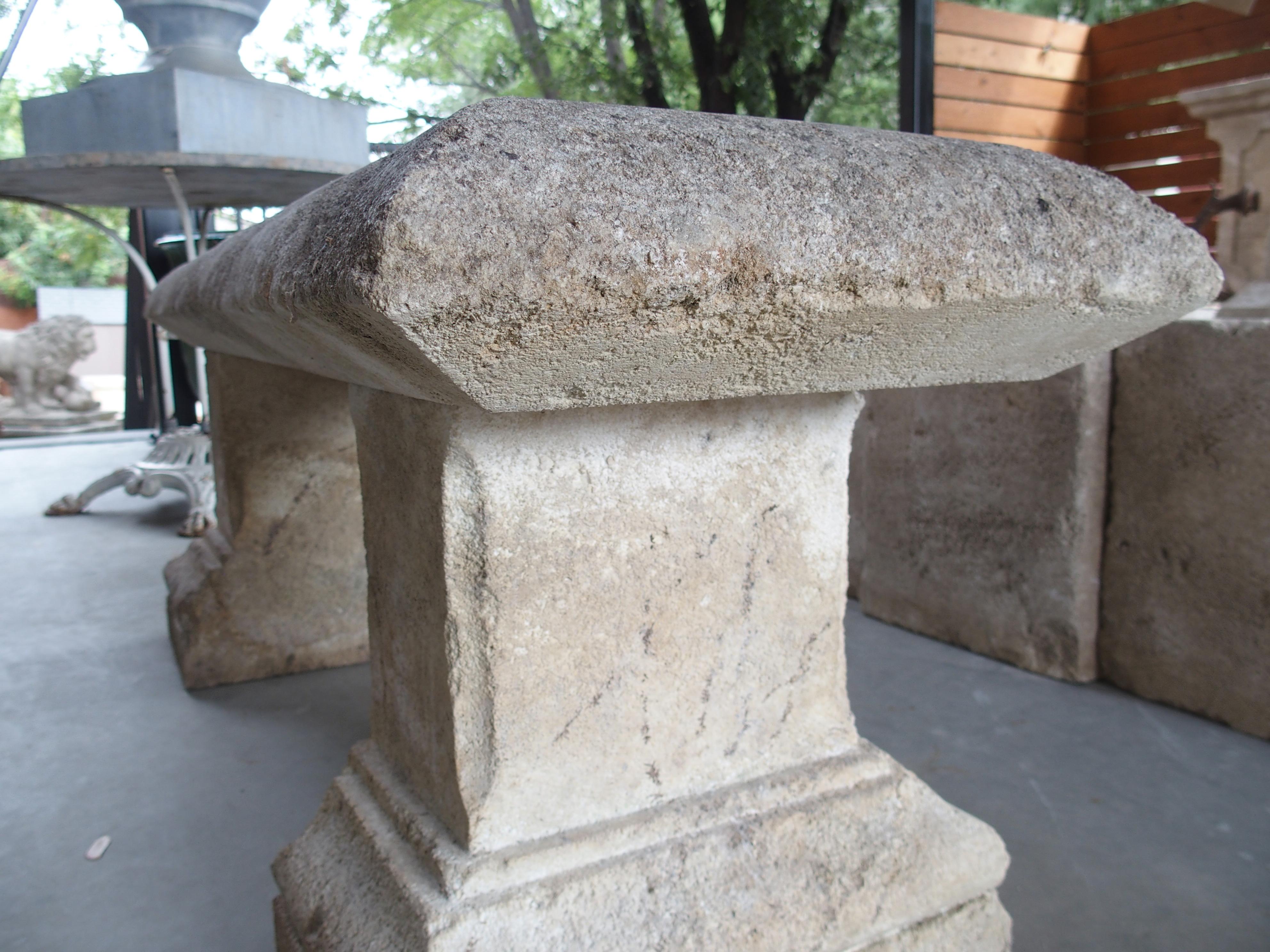 Panchina da giardino con pilastro provenzale in pietra calcarea intagliata in vendita 1