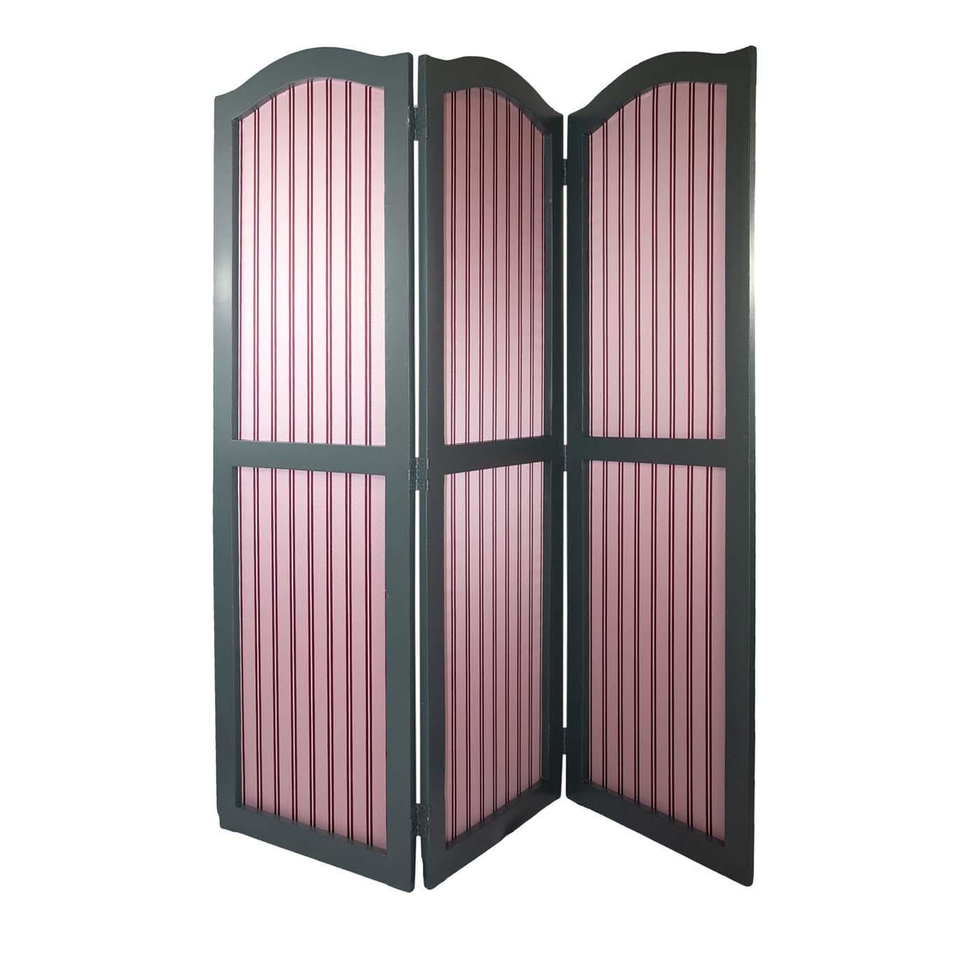 This elegant screen boasts a restored antique Provençal structure with a grey lacquered wood finish. The front is upholstered in a modern floral patterned fabric, whilst the back features a simple paneled design. Equipped with original period hinges