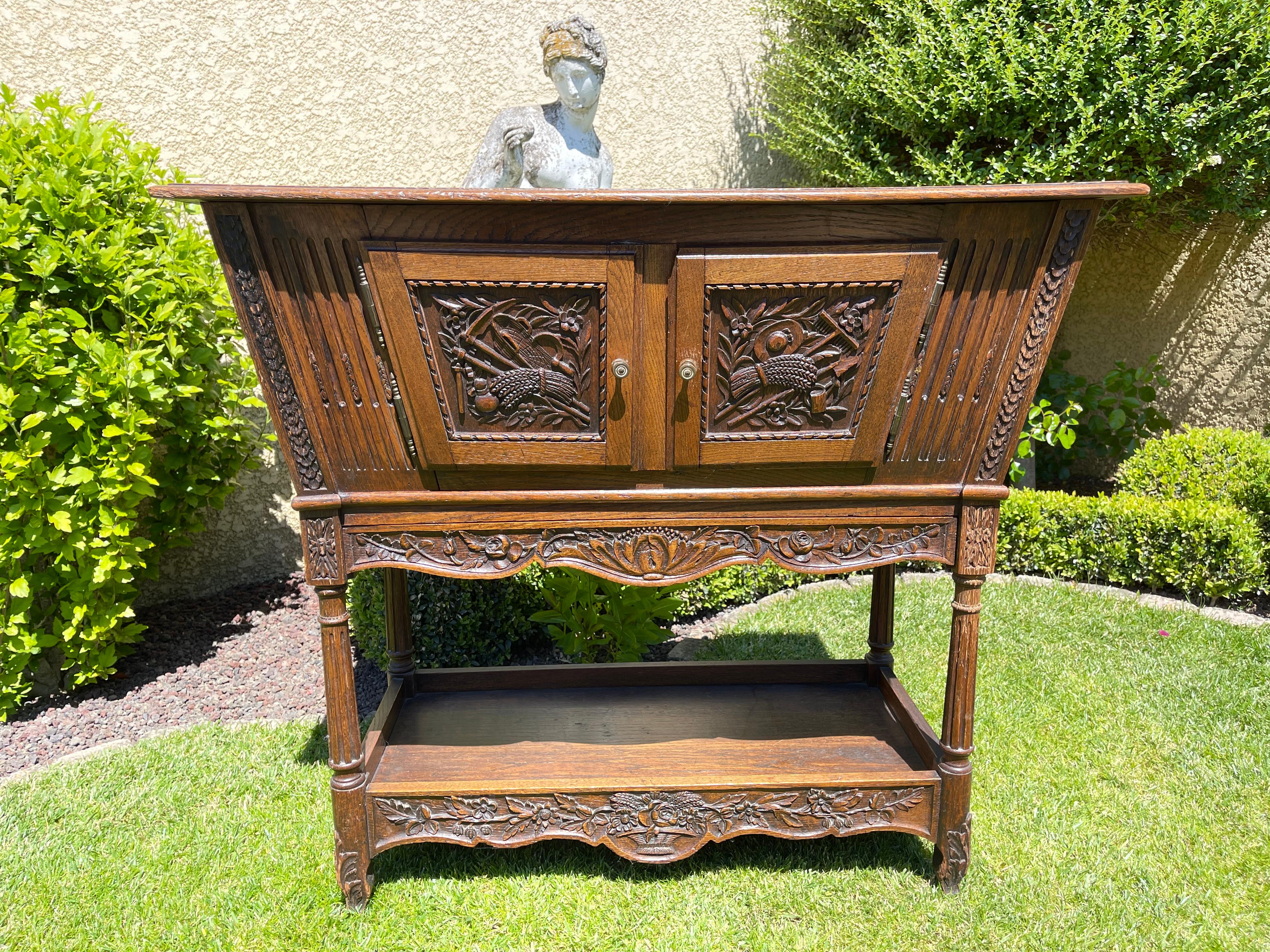 Lovely Provencal kneader in carved oak in good condition. 2 doors and a drawer. French work of the 19th Century.