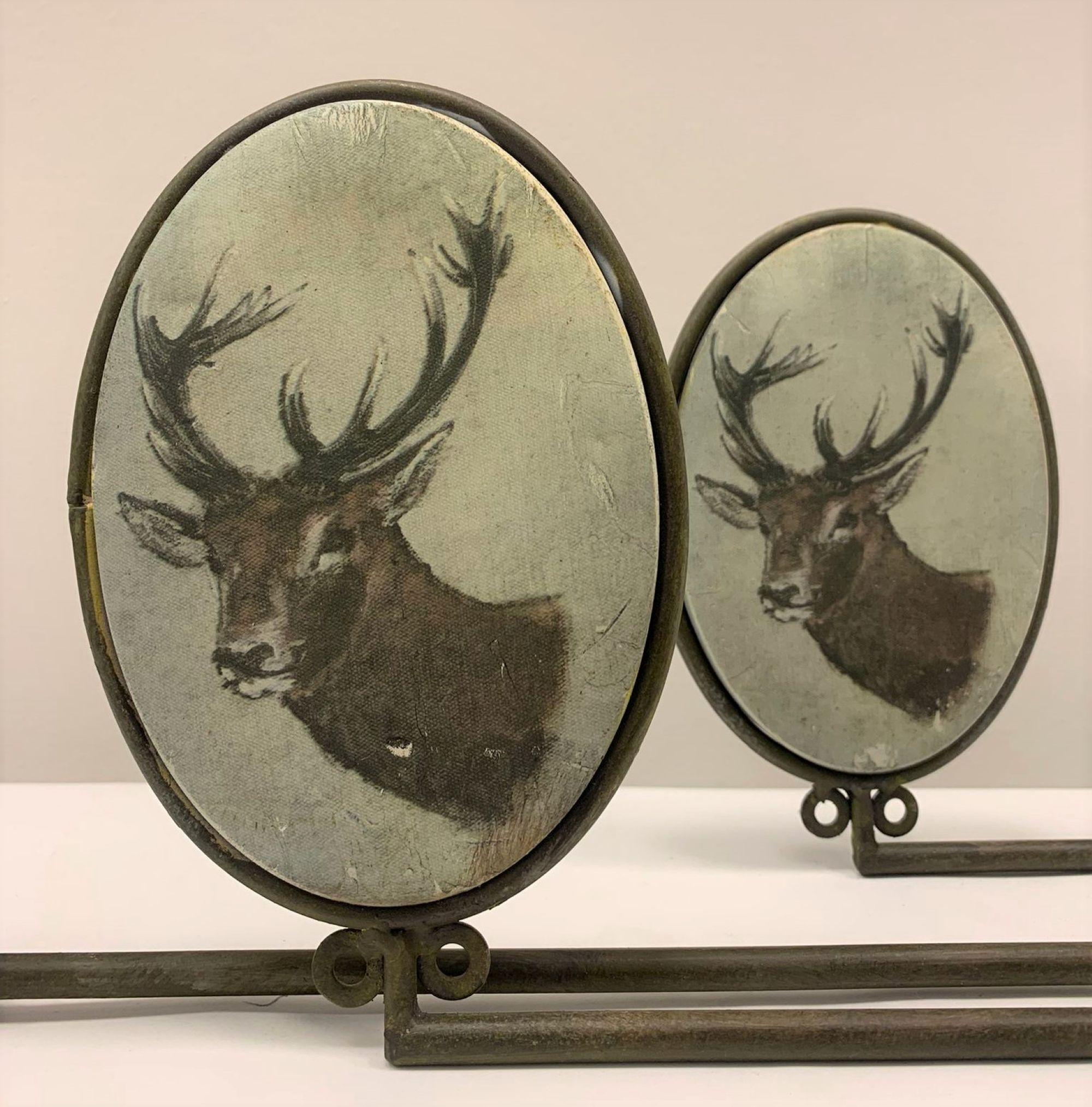 Ganchos o toalleros de metal provenzal francés
Preciosos ganchos toalleros de metal del siglo XX.
Diseño único de metal con inscripciones impresas que representan un ciervo.
Gris claro.
Piezas originales y únicas, preciosas en una casa de campo o de