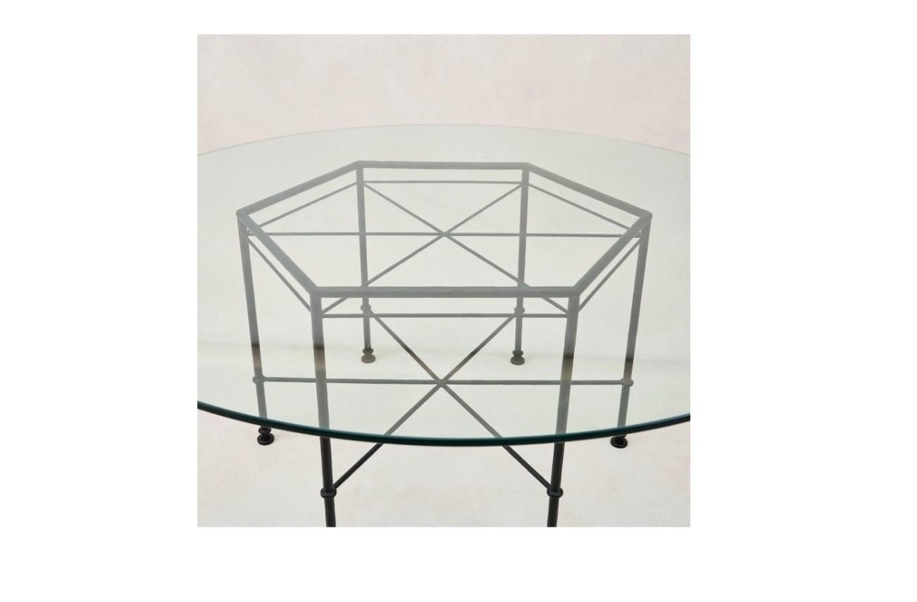 Voici la table à manger Provence de House of Léon - une pièce en fer fabriquée à la main qui s'inspire du style emblématique du sculpteur Diego Giacometti.

S'inspirant du mode de vie européen, la hauteur de la table est de 28 pouces pour une