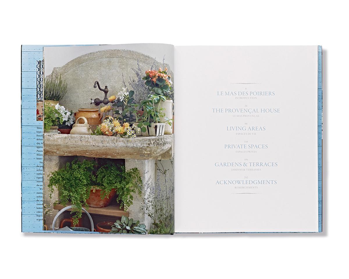 Dekoration im Provence-Stil mit französischem Flair-Buch im Landhausstil von Shauna Varvel (21. Jahrhundert und zeitgenössisch) im Angebot