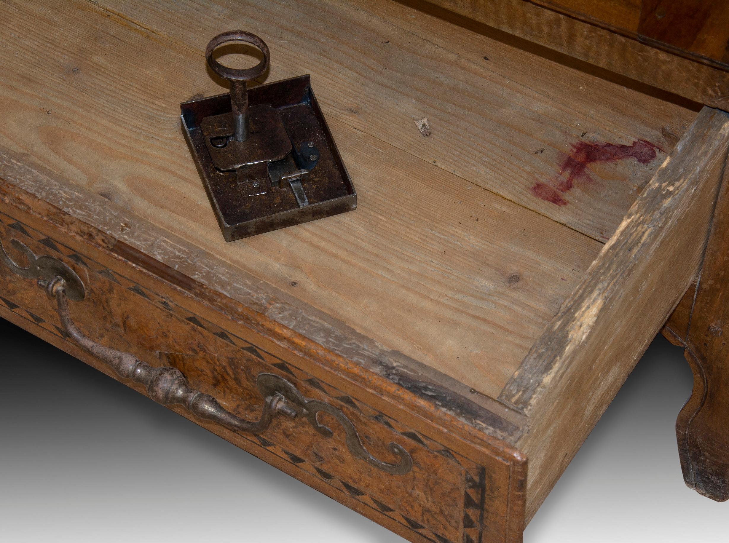 Armario o ropero de estilo provenzal, madera de nogal y raíz, s. XVIII Carece de molduras Rococó en venta