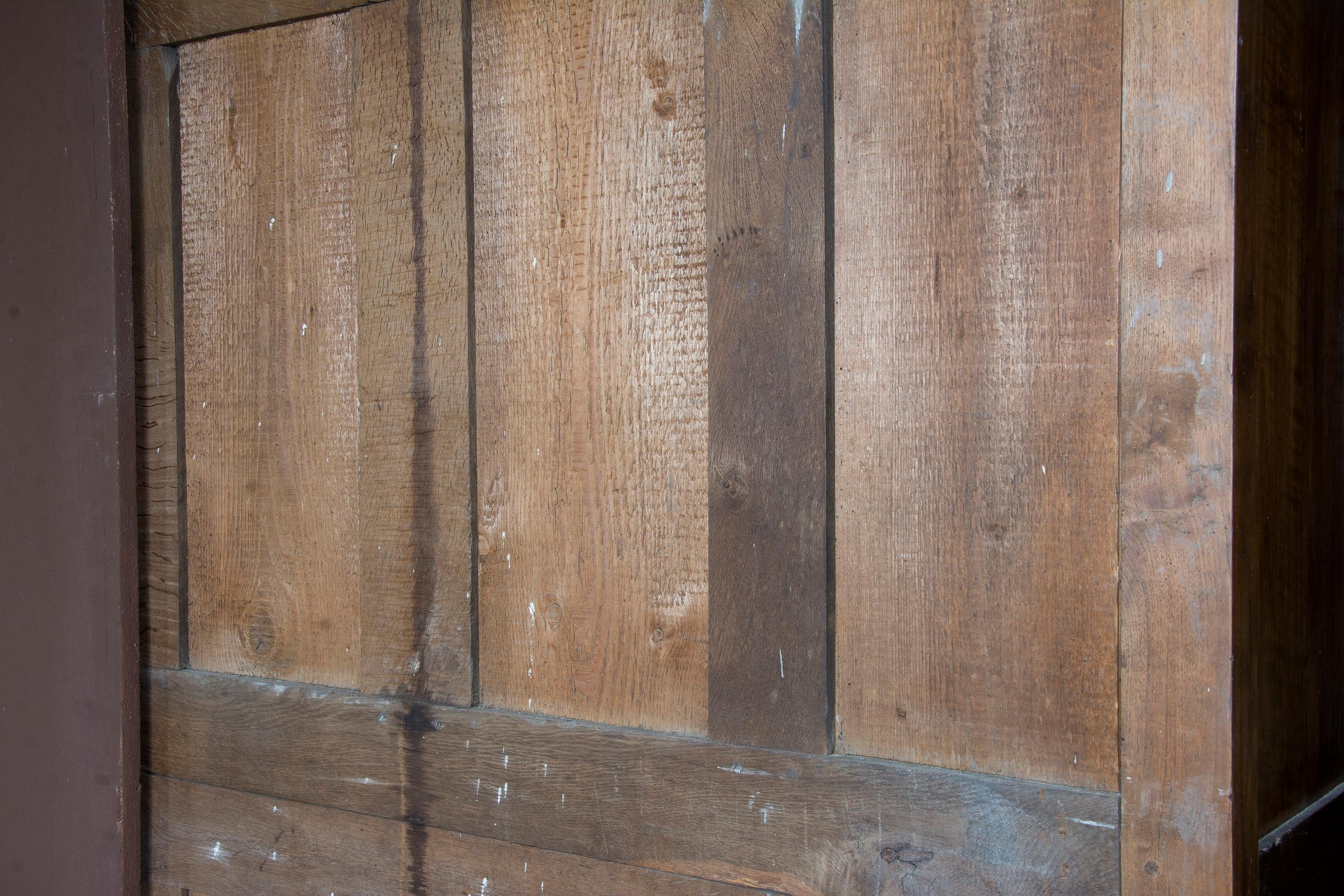 Armario o ropero de estilo provenzal, madera de nogal y raíz, s. XVIII Carece de molduras en Bastante bueno estado para la venta en Madrid, ES