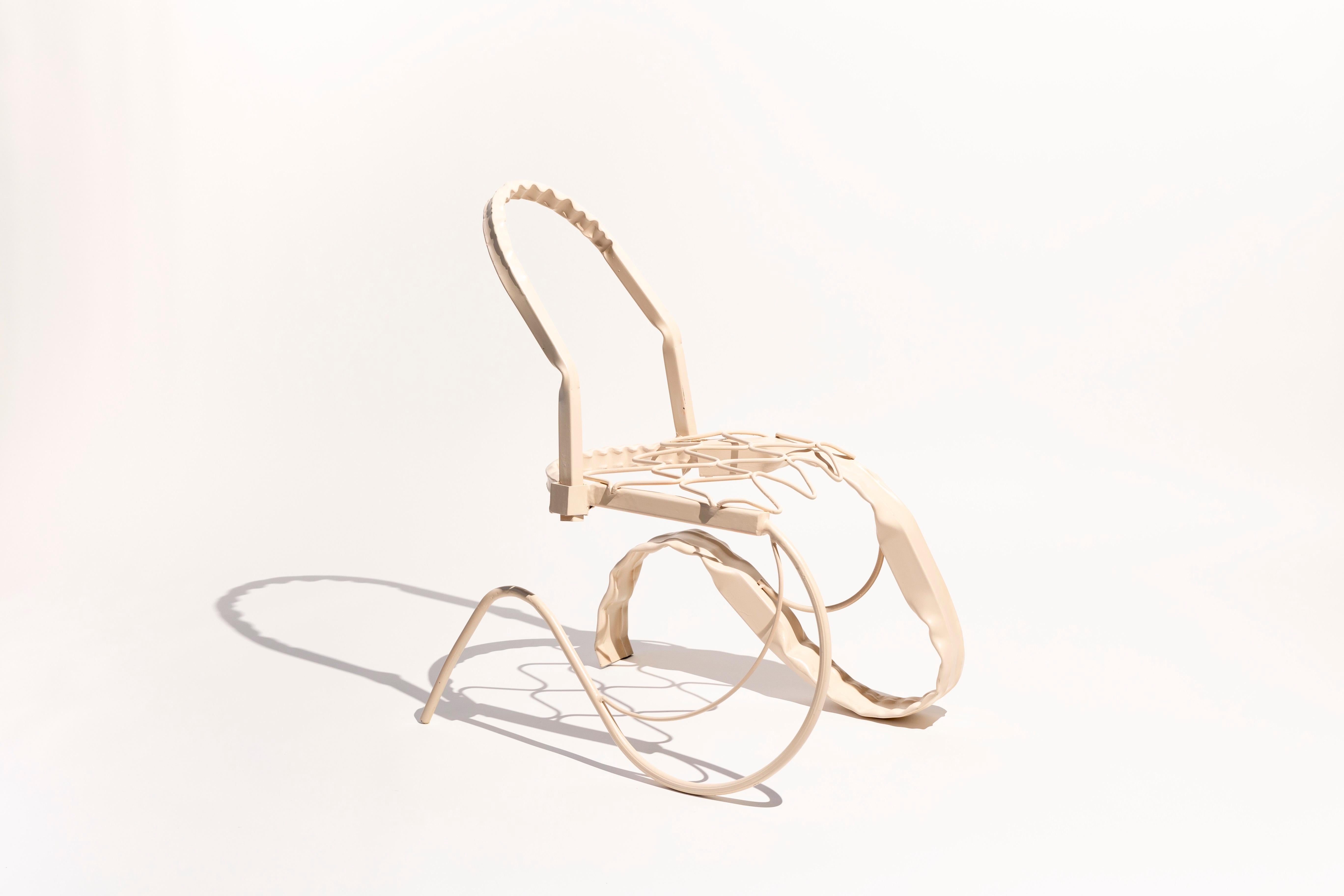 Providence Project, Rosenstuhl von Lauren Goodman
Einzigartig
Abmessungen: B 66 x T 48,2 x H 83,8 cm. 
MATERIALIEN: Fundstück, Stahl, Urethanfarbe.

Das Projekt Providence stellt unterrepräsentierte Produktionsmodelle und unterbewertete Ressourcen