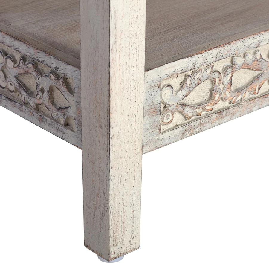Dieser praktische, aber dennoch elegante Tisch im Stil der Provence zeichnet sich durch die geschnitzten, geschwungenen Schürzen um die Tischplatte herum aus. Sie bilden einen schönen Kontrast zu dem geraden, schnörkellosen Rahmen. Ein stabiler
