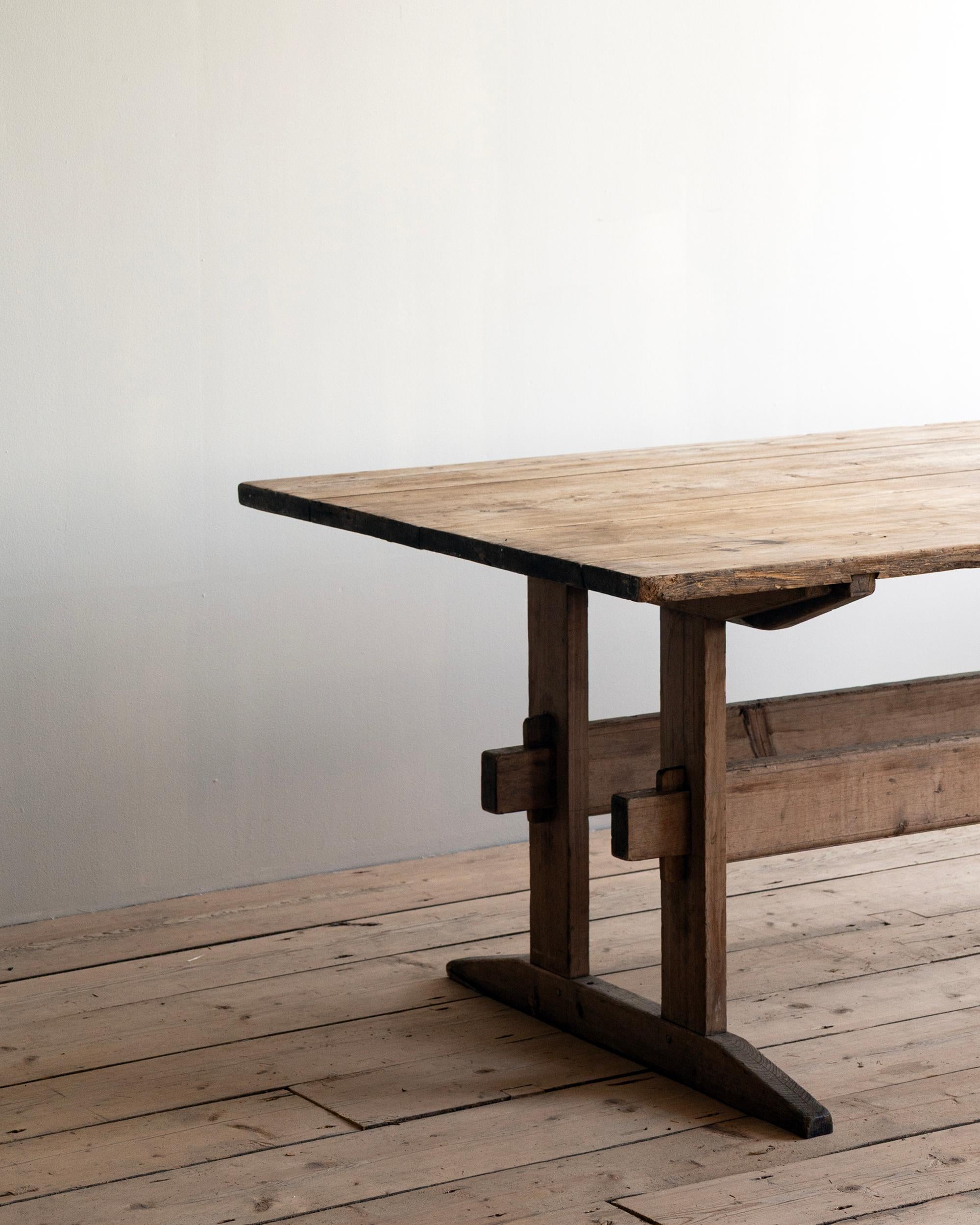 Table à tréteaux à double traverse de style provincial suédois du 19e siècle. Belle patine et belles proportions avec une profondeur inhabituellement grande. Ca 1820, Suède. 