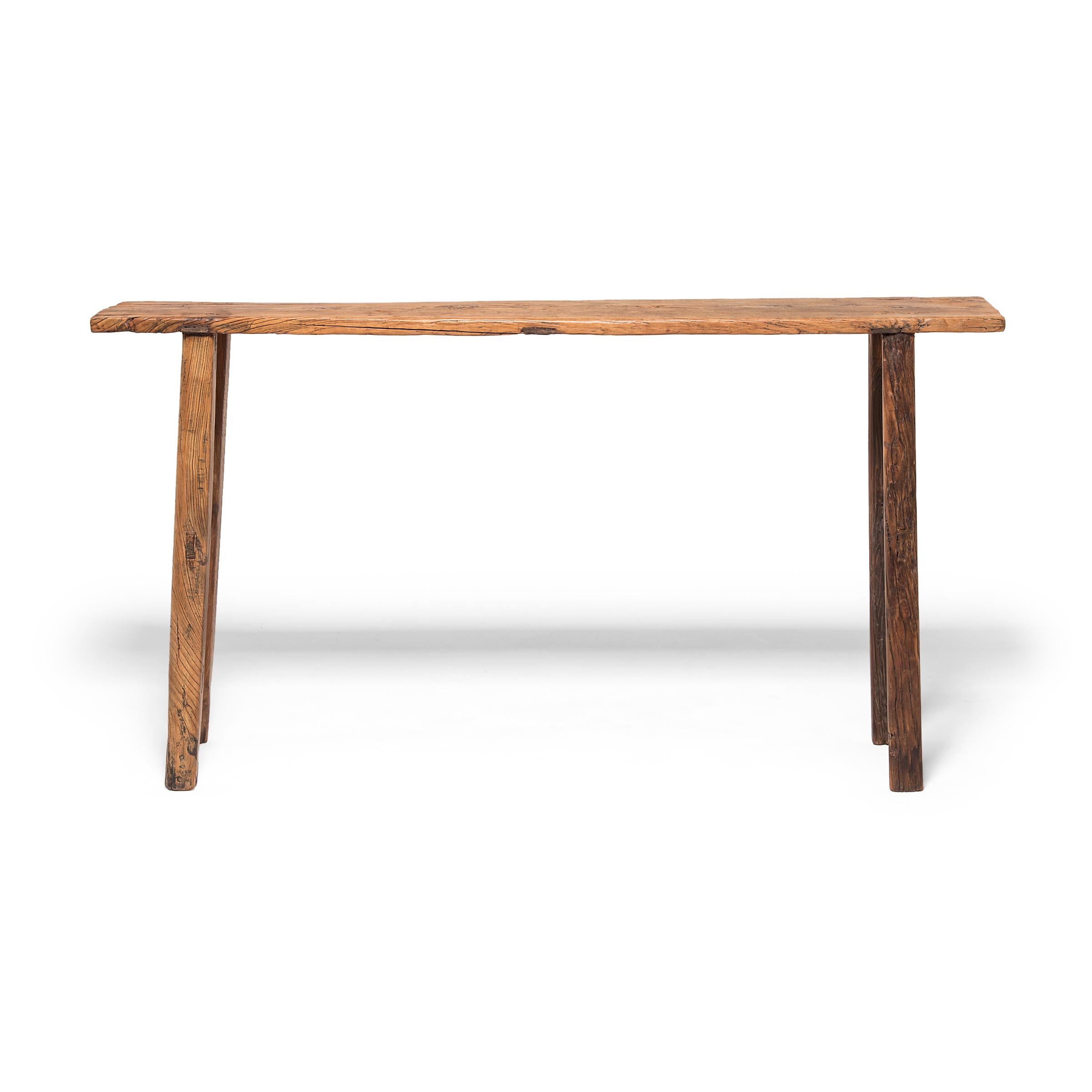 This solid plank top table, known in colloquial Mandarin as 