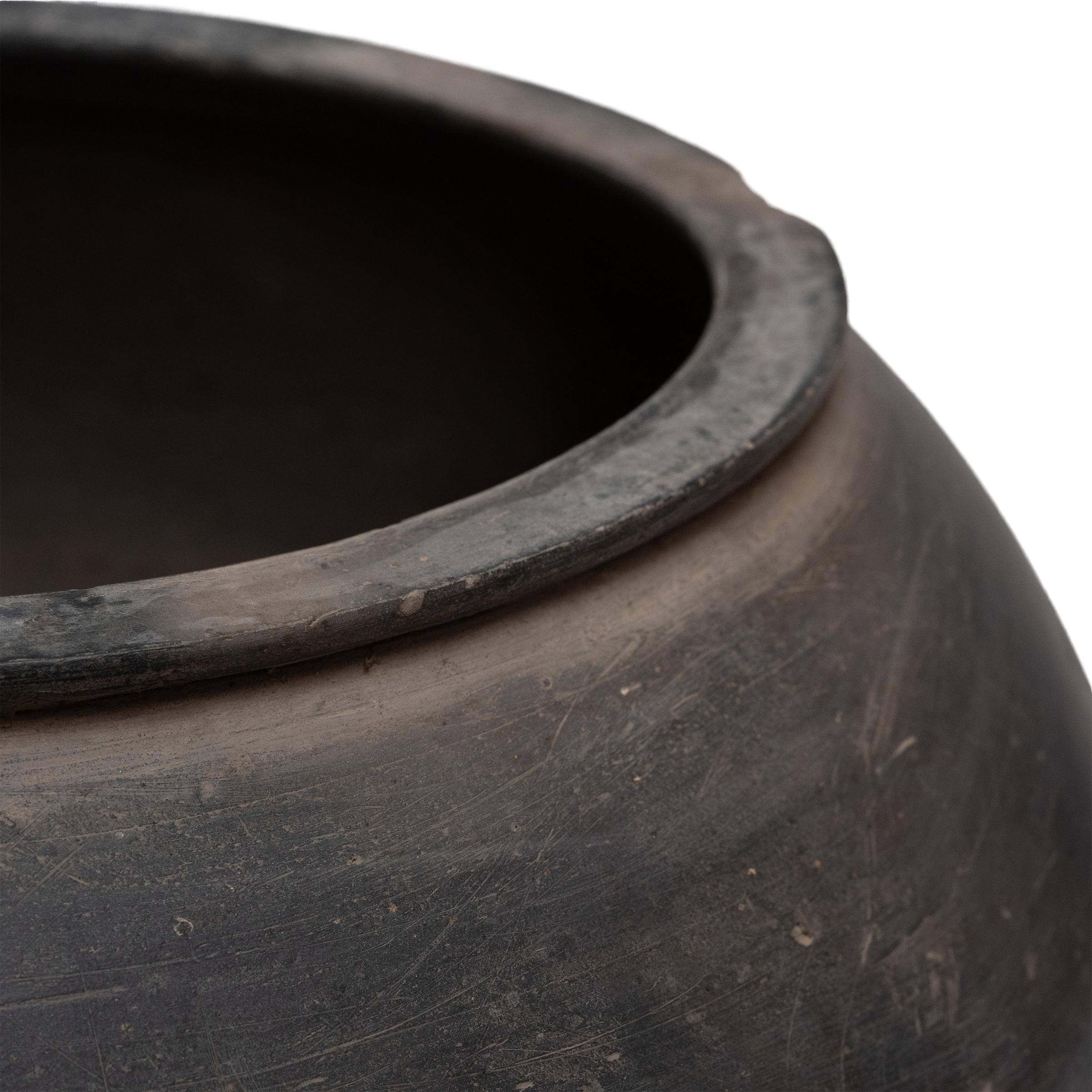 Provincial Chinese Earthenware Vessel, c. 1900 In Good Condition In Chicago, IL