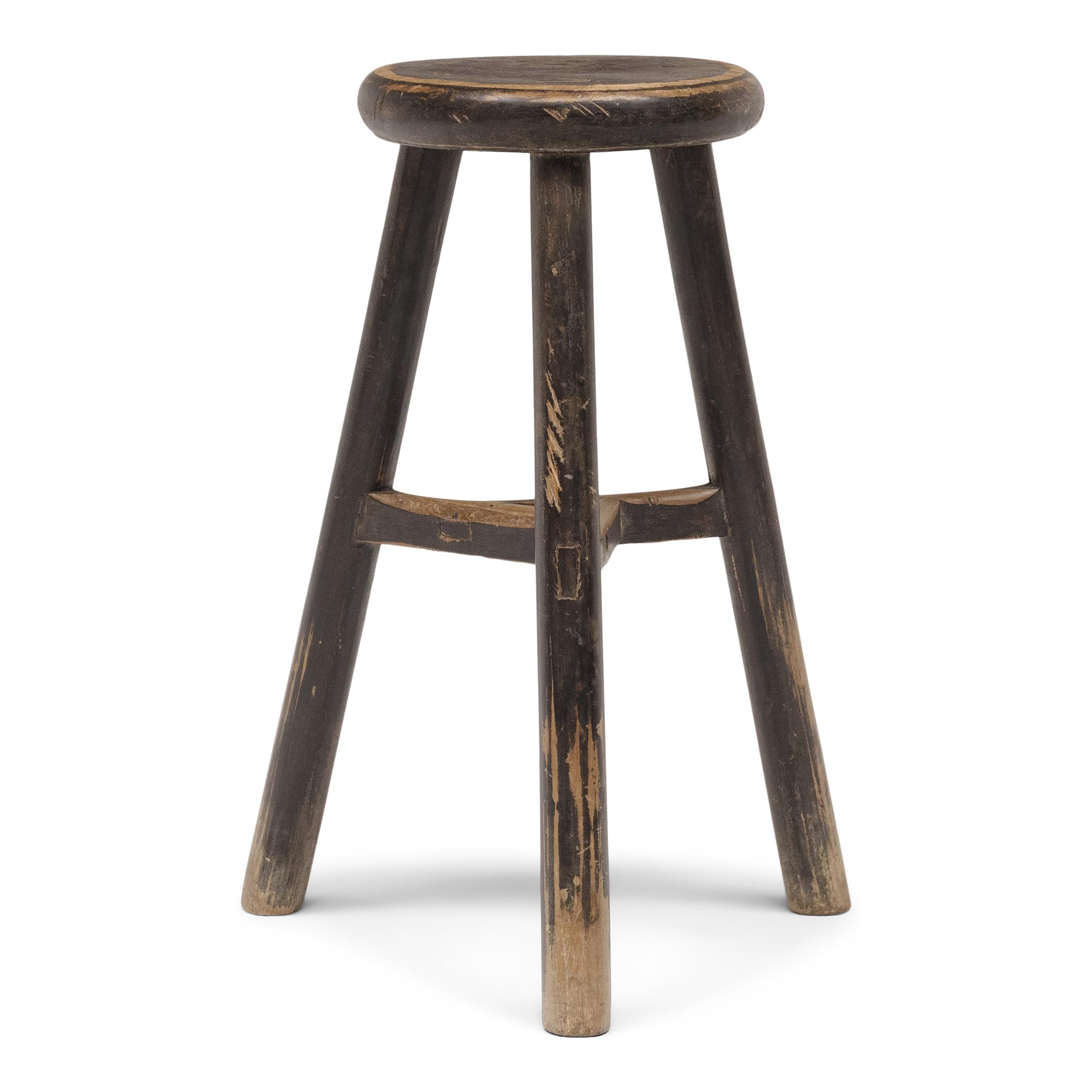 D'une simplicité trompeuse, ce tabouret du début du XXe siècle provenant de la province de Shanxi illustre les ingénieuses méthodes de menuiserie utilisées par les charpentiers traditionnels chinois. Les trois pieds évasés du tabouret sont soutenus