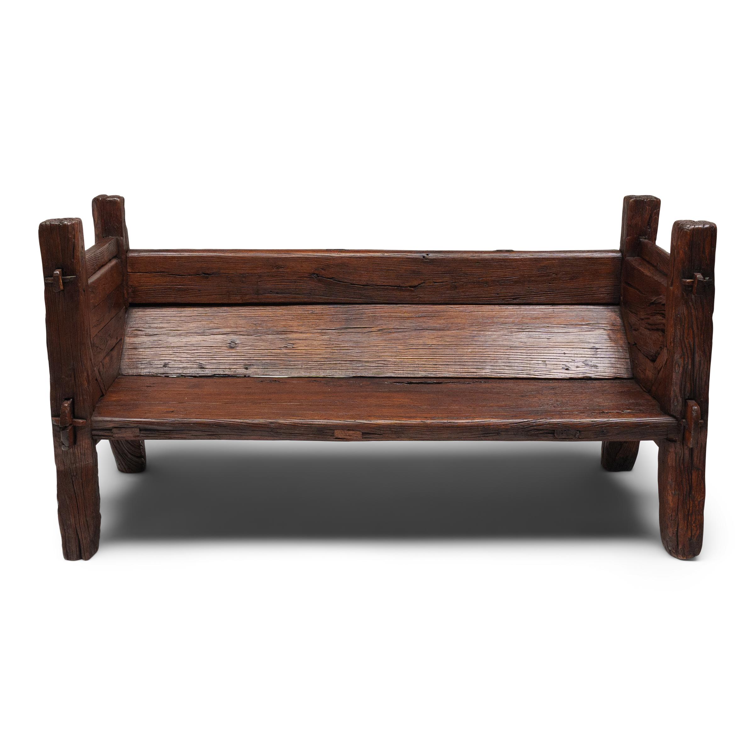 Una celebración del wabi-sabi, este banco rústico de madera de olmo de finales del siglo XIX se originó como abrevadero elevado en un establo de caballos de la dinastía Qing. En algún momento de su larga vida, el abrevadero de la granja se