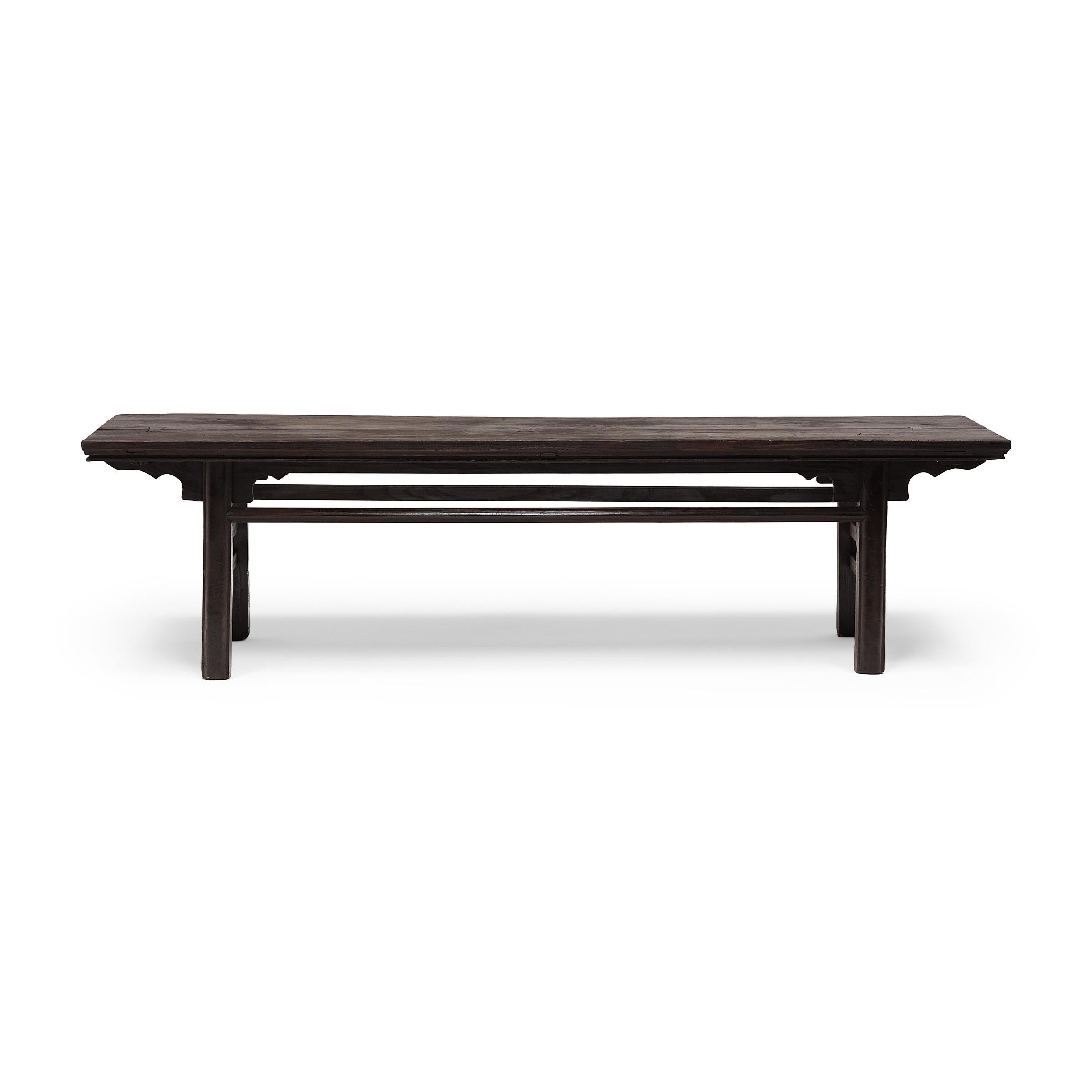 Ce banc rustique de la province chinoise de Shanxi suit la forme classique des pieds encastrés, définis par des pieds en retrait du bord supérieur et légèrement évasés pour plus de stabilité. Populaire depuis la dynastie Song, le design à pieds
