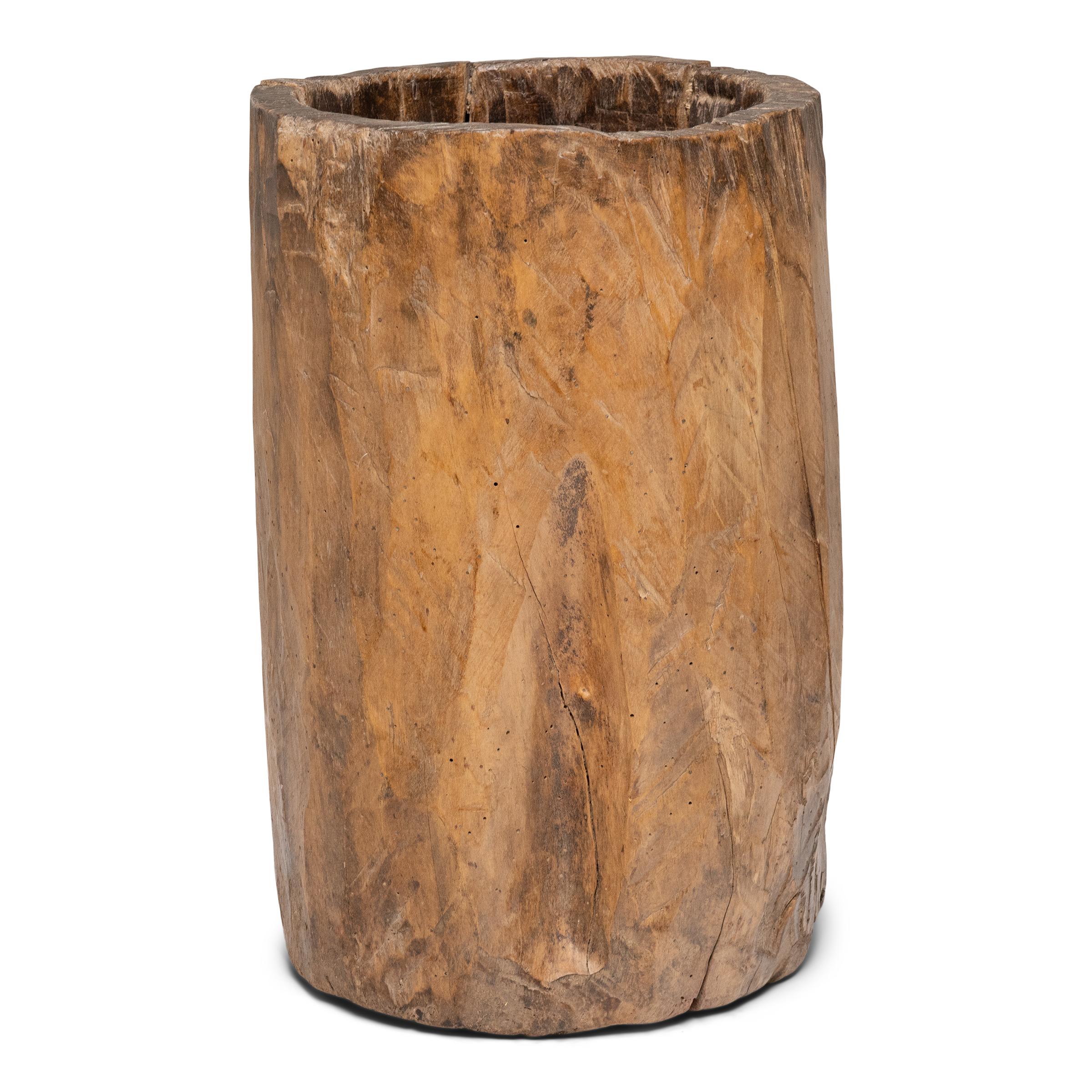 Questo grande mortaio in legno risale alla fine del XIX secolo e veniva originariamente utilizzato per schiacciare riso, cereali, spezie e altri prodotti alimentari. Ricavato da un singolo tronco d'albero, il mortaio ha una ciotola interna liscia e
