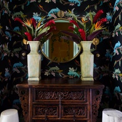 Mesa cofre china antigua con motivos de crisantemos tallados, de alrededor de 1850
