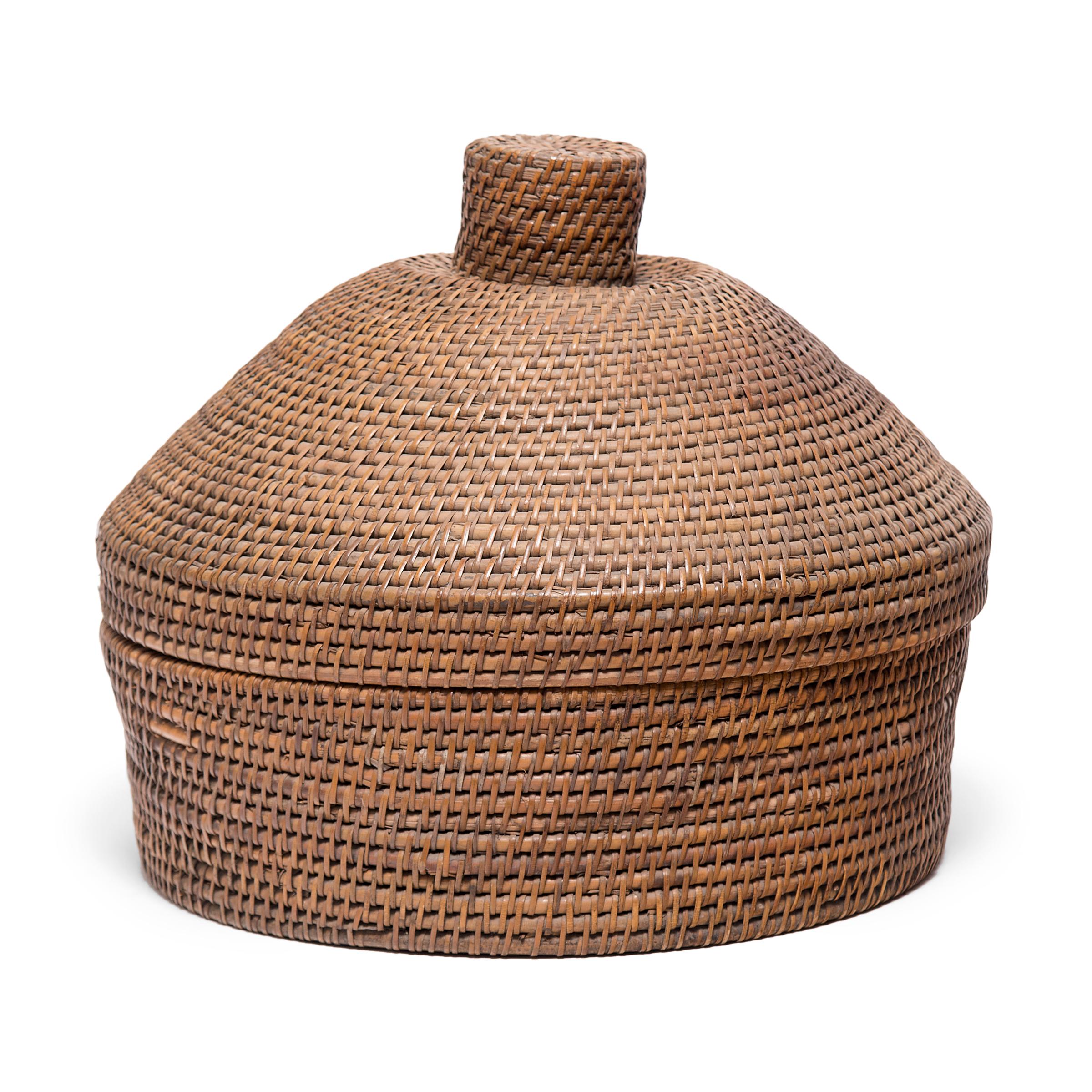No self-respecting man in Qing-dynasty China would leave the house without some kind of hat. In fact, headgear was so central to social status that even the containers used to store one's hat were beautifully constructed.

The conical lid of this