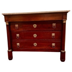 Commode/coffre Provincial Empire en acajou à 4 tiroirs avec dessus en marbre. France, Circa:1820