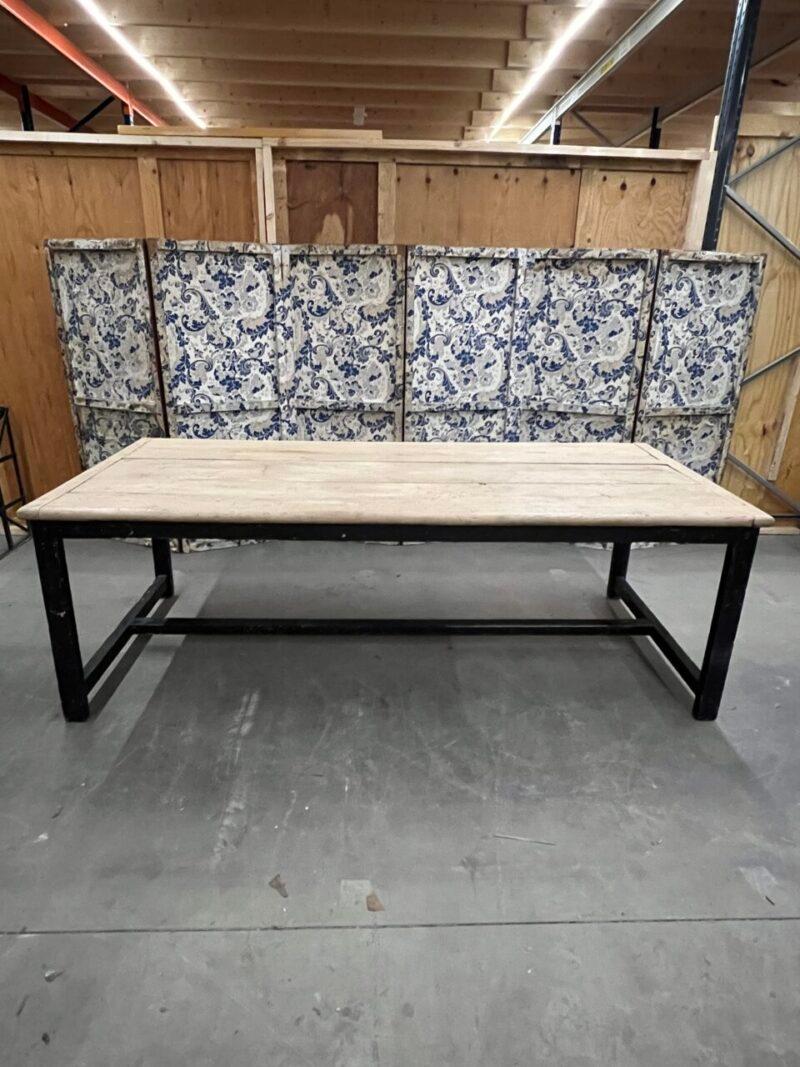 Esta bonita mesa procede de Francia, circa 1900, y está fabricada espartanamente con patas de pino pintadas de negro y tablones rústicos de roble pálido macizo. Bonita pátina.

Una pieza estupenda y práctica que encajaría en cualquier cocina de