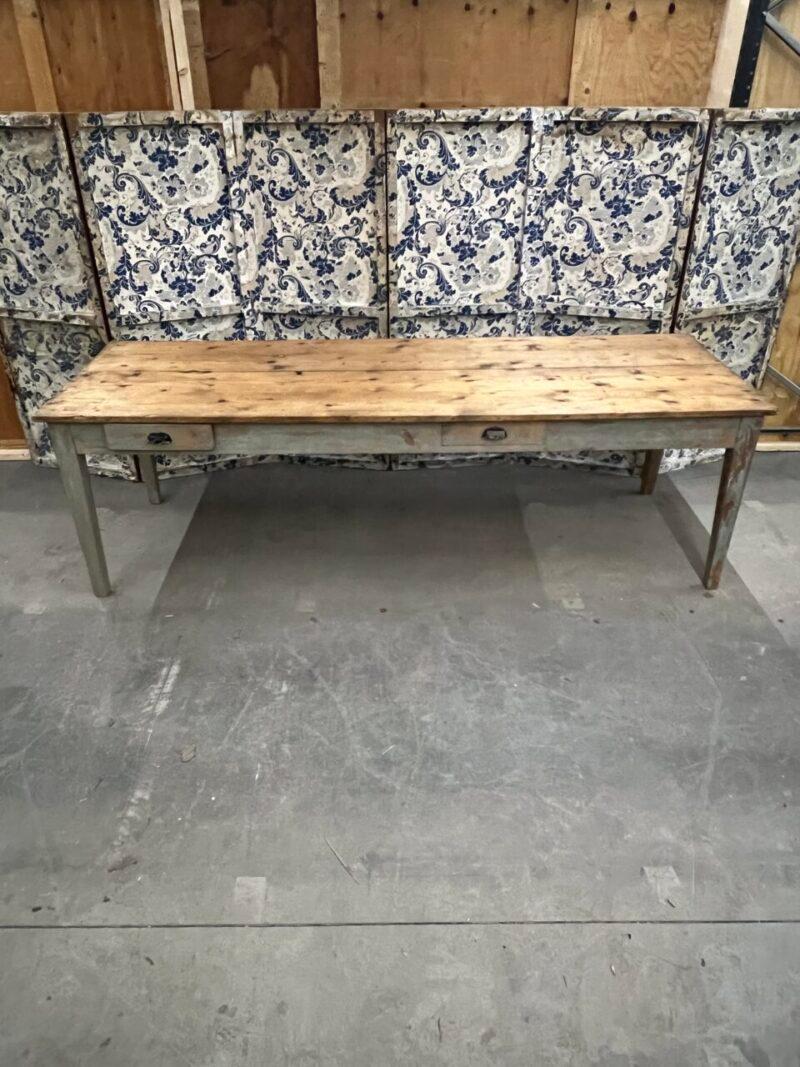 Larga y hermosa mesa larga/comedor provincial del sur de Francia, que destila ambiente e historia.

La mesa data de finales de la década de 1890-1900, y tiene un diseño sencillo y sólido de calidad, con tablones de madera oscura y una fantástica