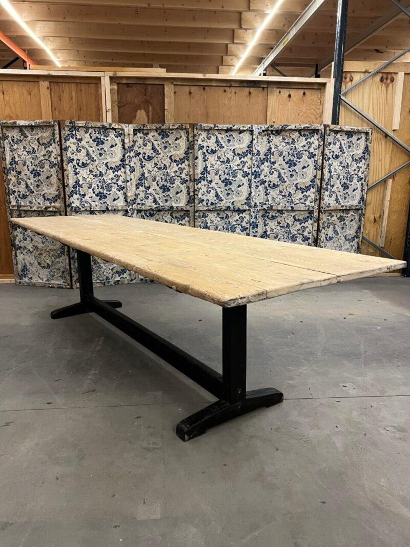 Table de salle à manger allongée et rustique, provenant du sud de la France, dégageant une ambiance française.

La table date de la fin des années 1890-1900 et se caractérise par une base peinte en noir et un grand plateau en pin pâle.

Une pièce