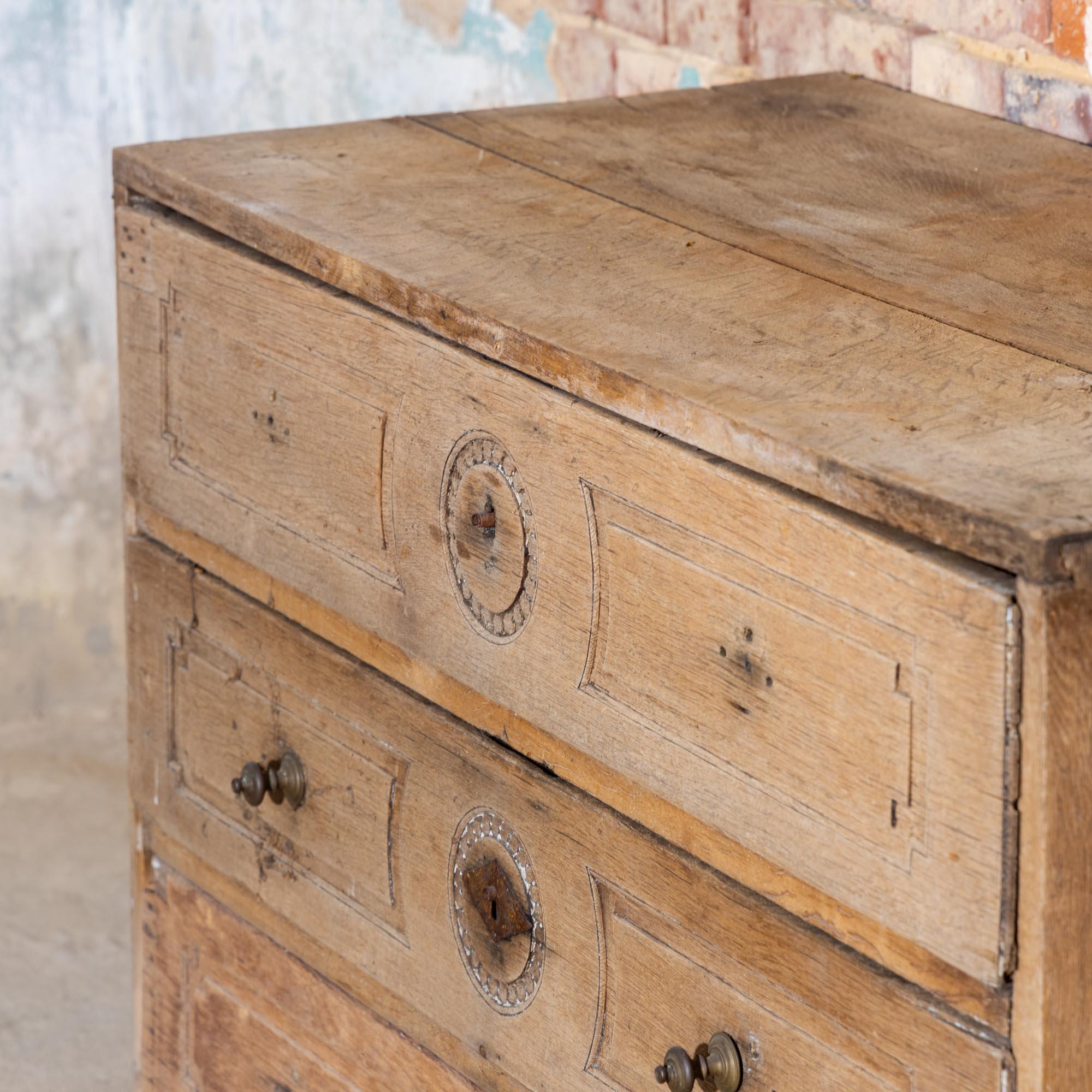 Provincial Louis Seize Chest of Drawers in Oak, Late 18th Century In Distressed Condition In Greding, DE