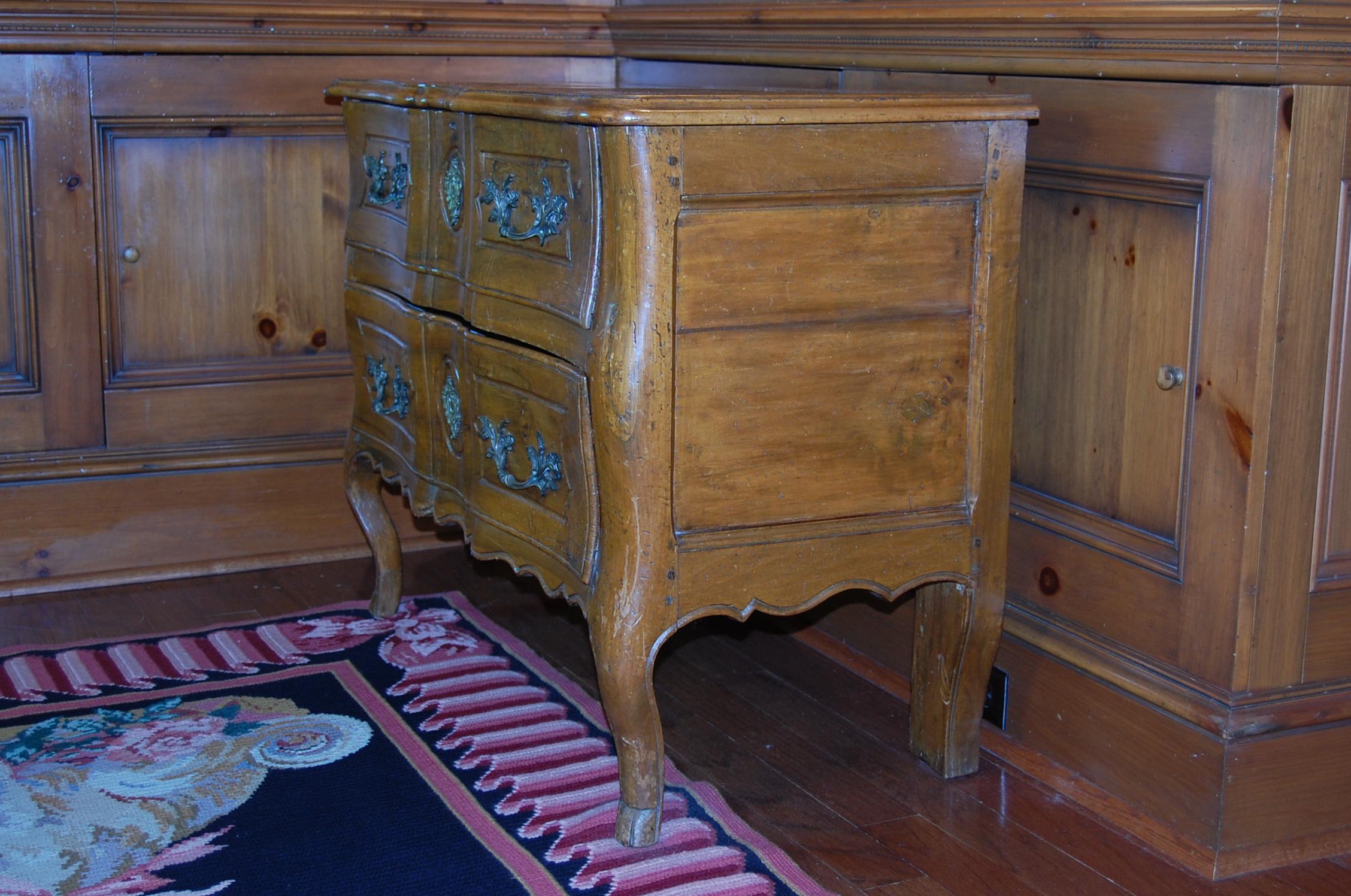 Provincial Louis XV Period Walnut Two-Drawer Commode Sauteuse, Mid-18th Century In Good Condition For Sale In Pittsburgh, PA