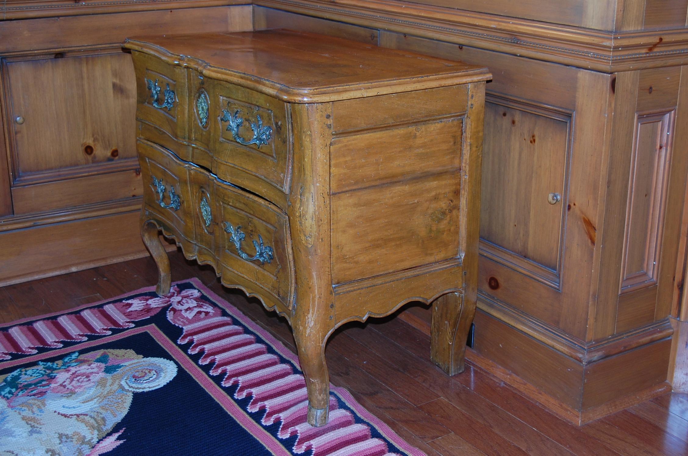 Provincial Louis XV Period Walnut Two-Drawer Commode Sauteuse, Mid-18th Century For Sale 1