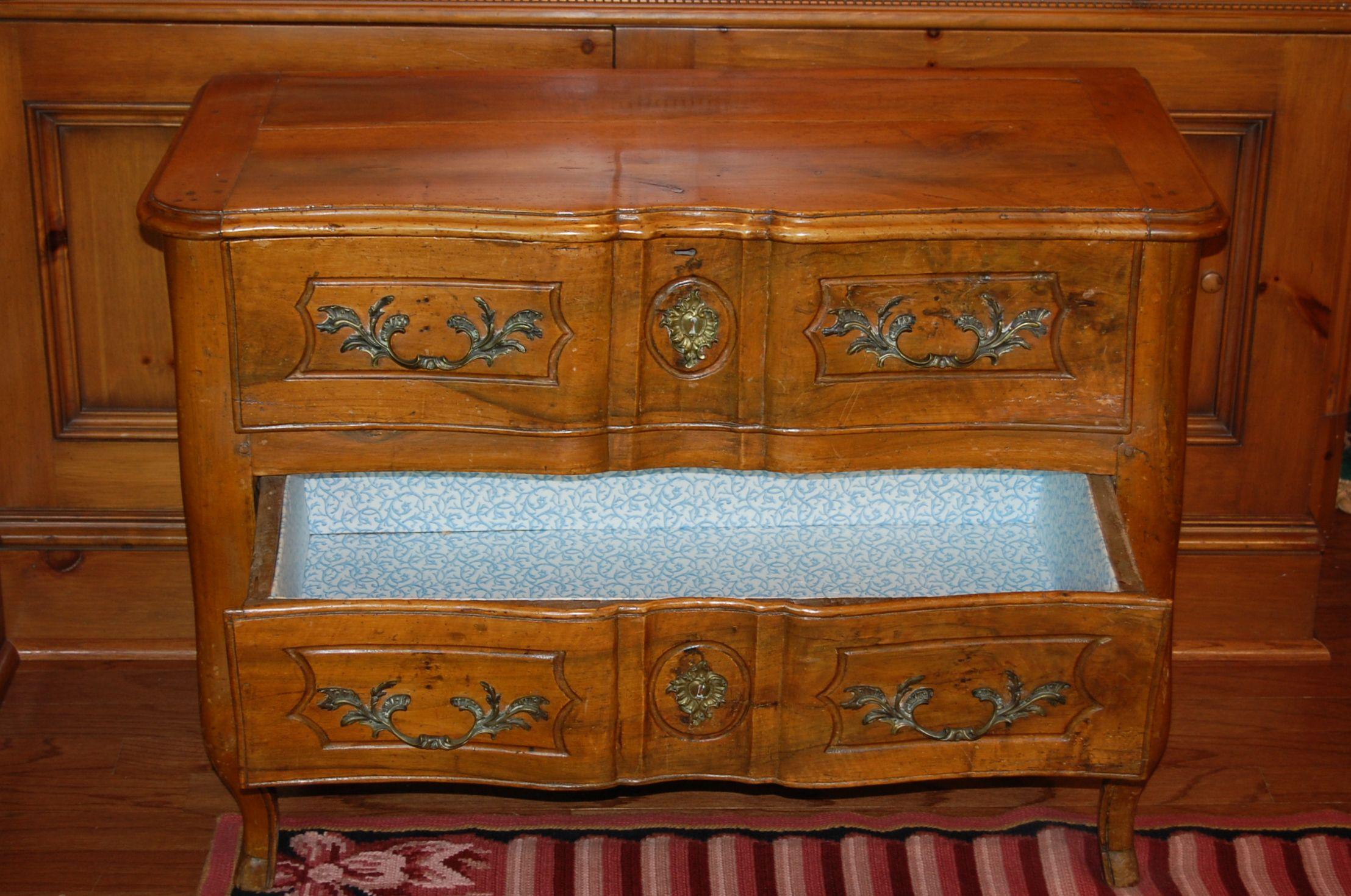 Provincial Louis XV Period Walnut Two-Drawer Commode Sauteuse, Mid-18th Century For Sale 3