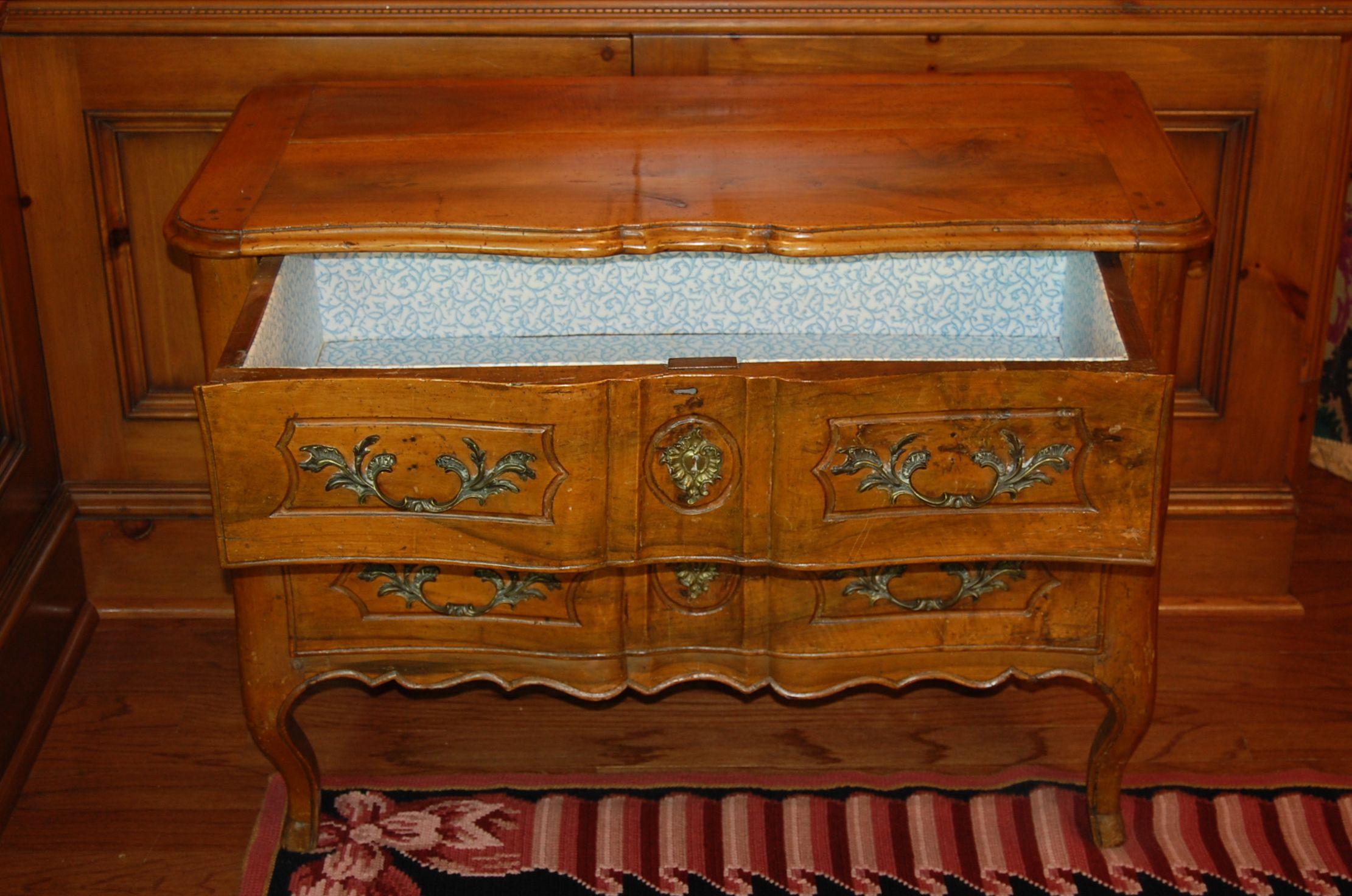 Provincial Louis XV Period Walnut Two-Drawer Commode Sauteuse, Mid-18th Century For Sale 4