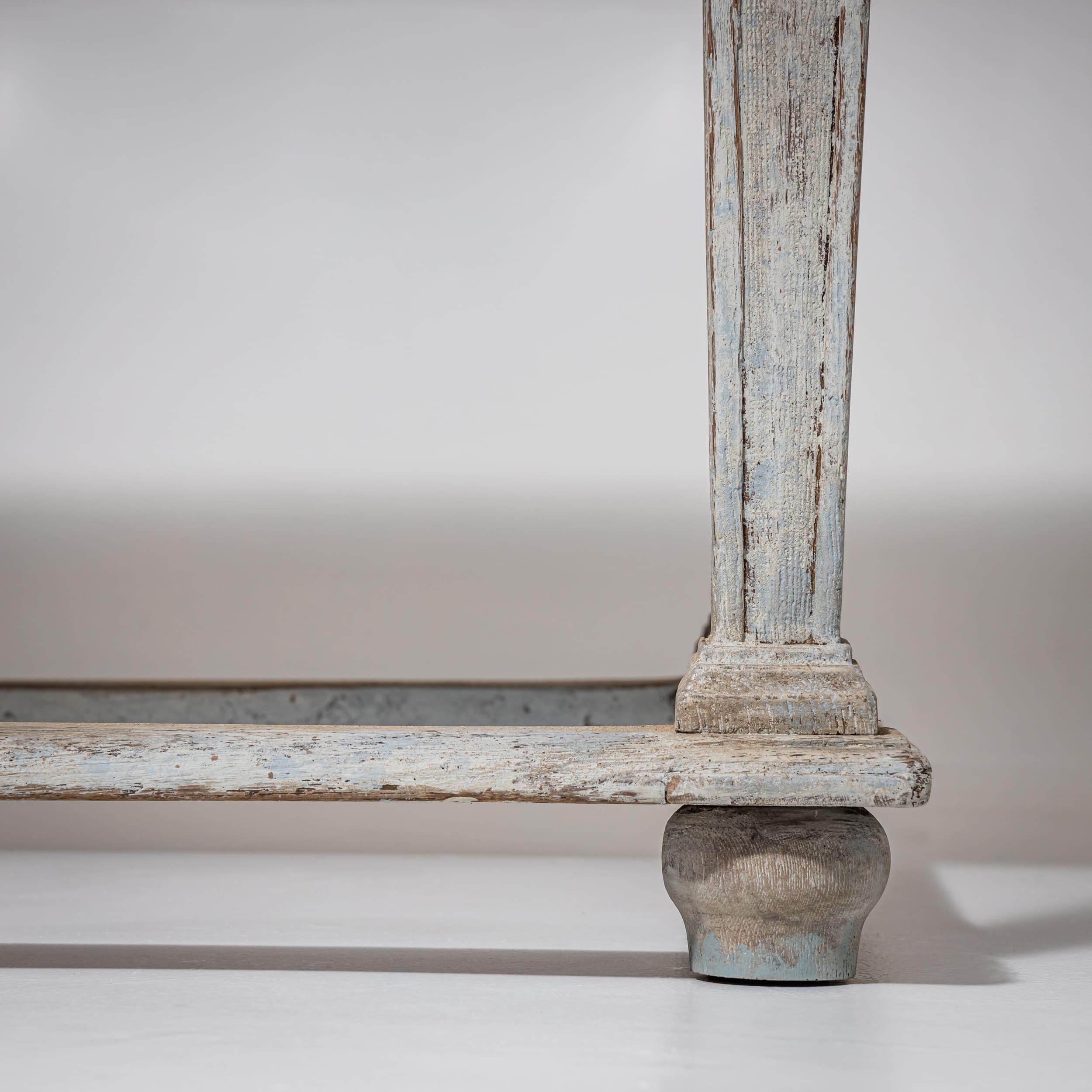 Provinzieller Louis-XVI-Esstisch mit grauer Oberfläche, Ende 18. Jahrhundert (Holz) im Angebot