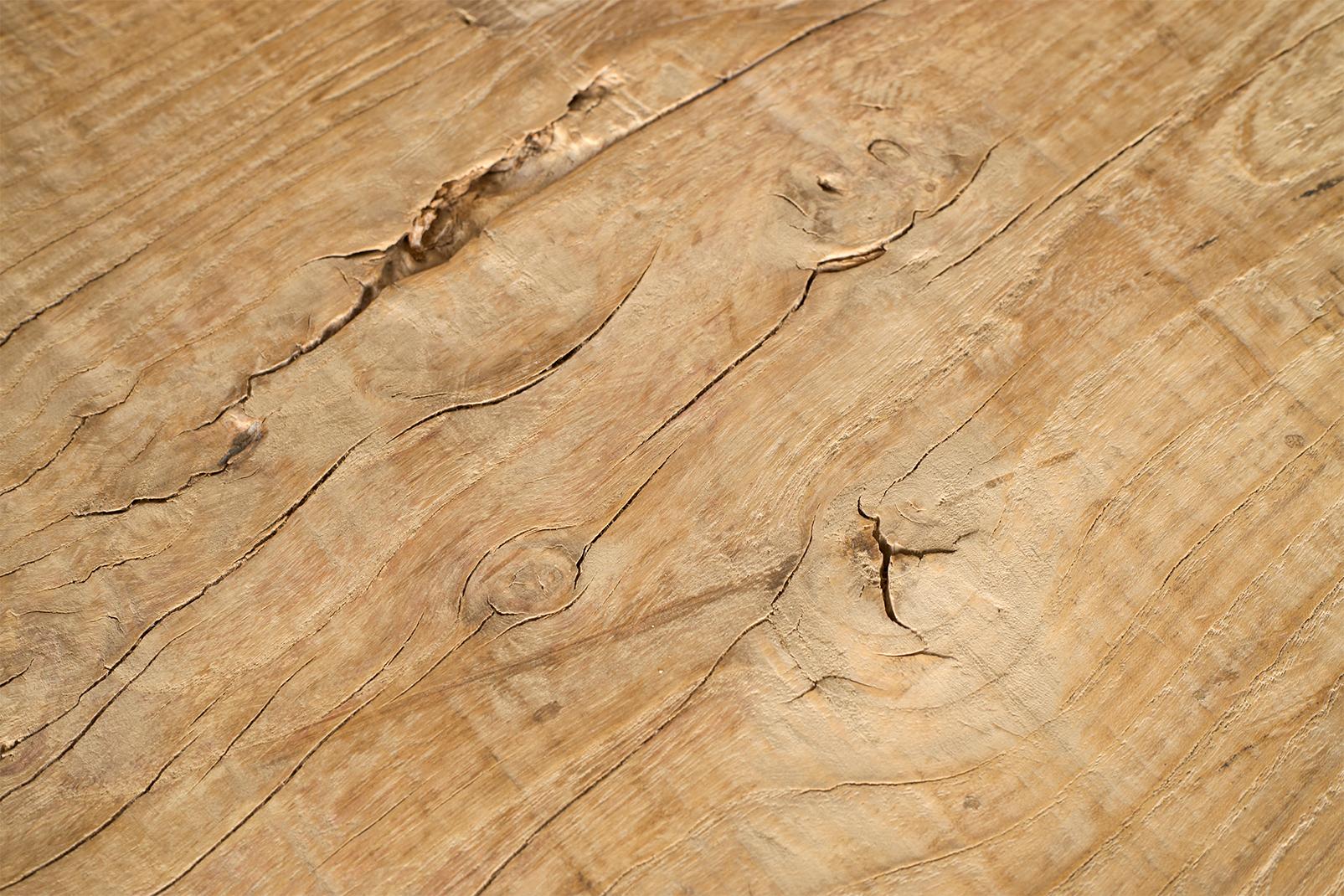 Serviertisch im Provinzial-Stil aus aufgearbeiteter Ulme mit lila Kleeblatt-Akzenten (Holz) im Angebot