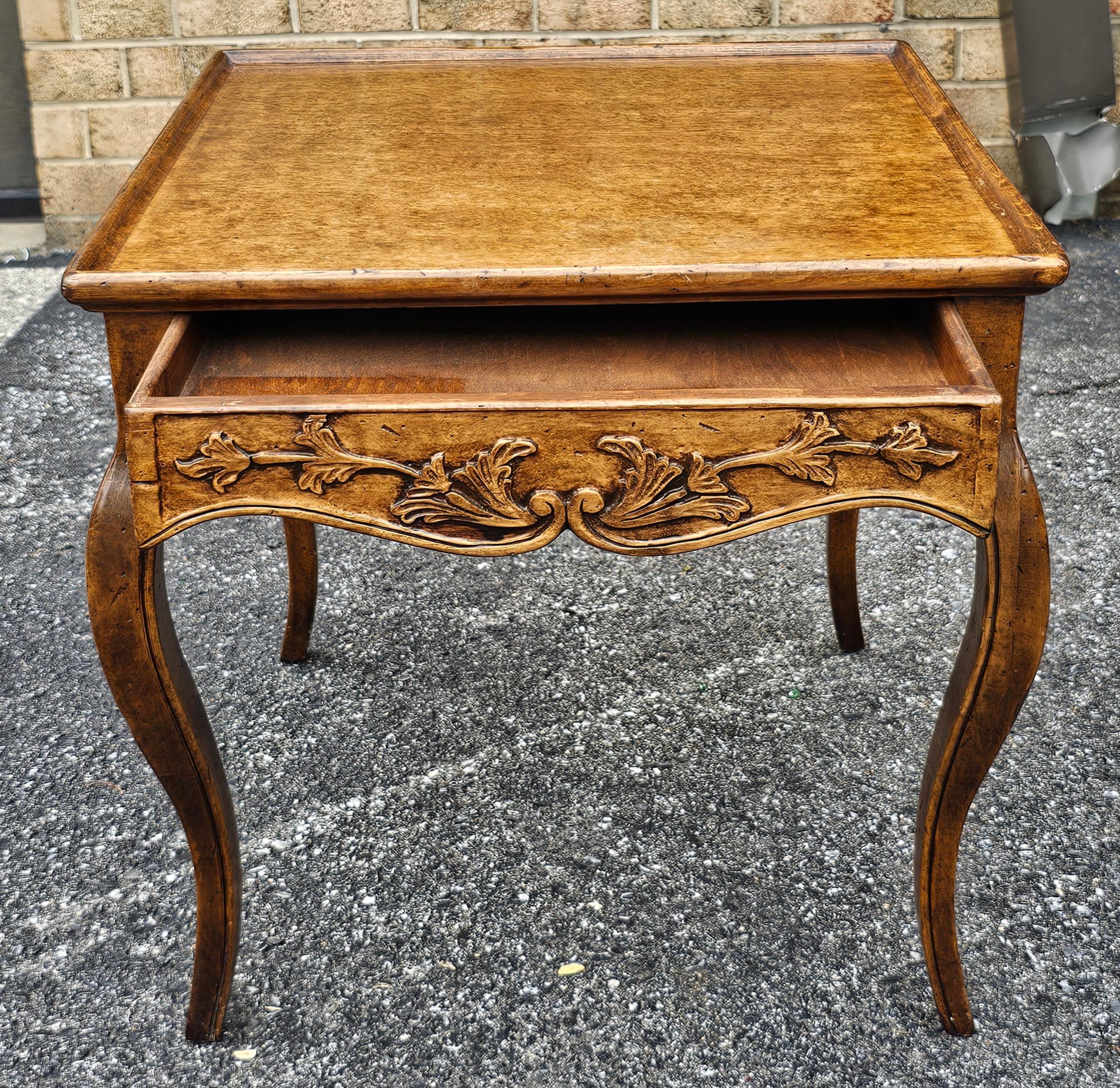 Un tiroir unique en bois fruitier sculpté de style provincial de haute qualité  Table d'appoint. 
Mesure 26
