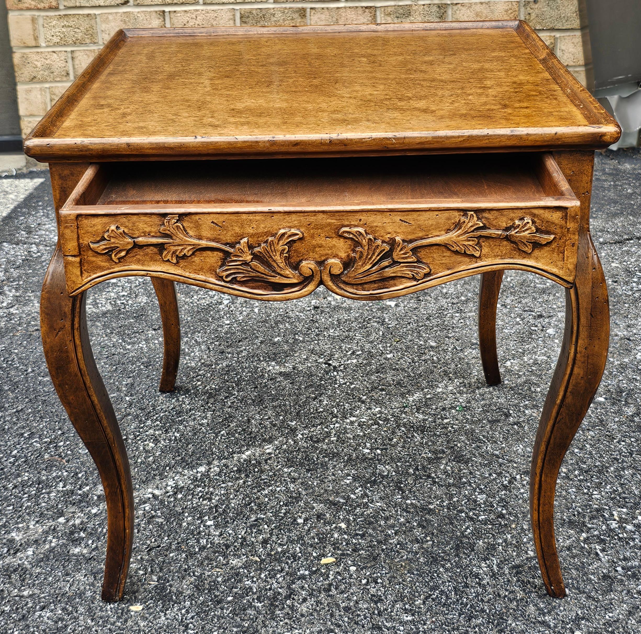 Provincial français Tiroir unique en bois fruitier sculpté de style provincial  Table d'appoint en vente