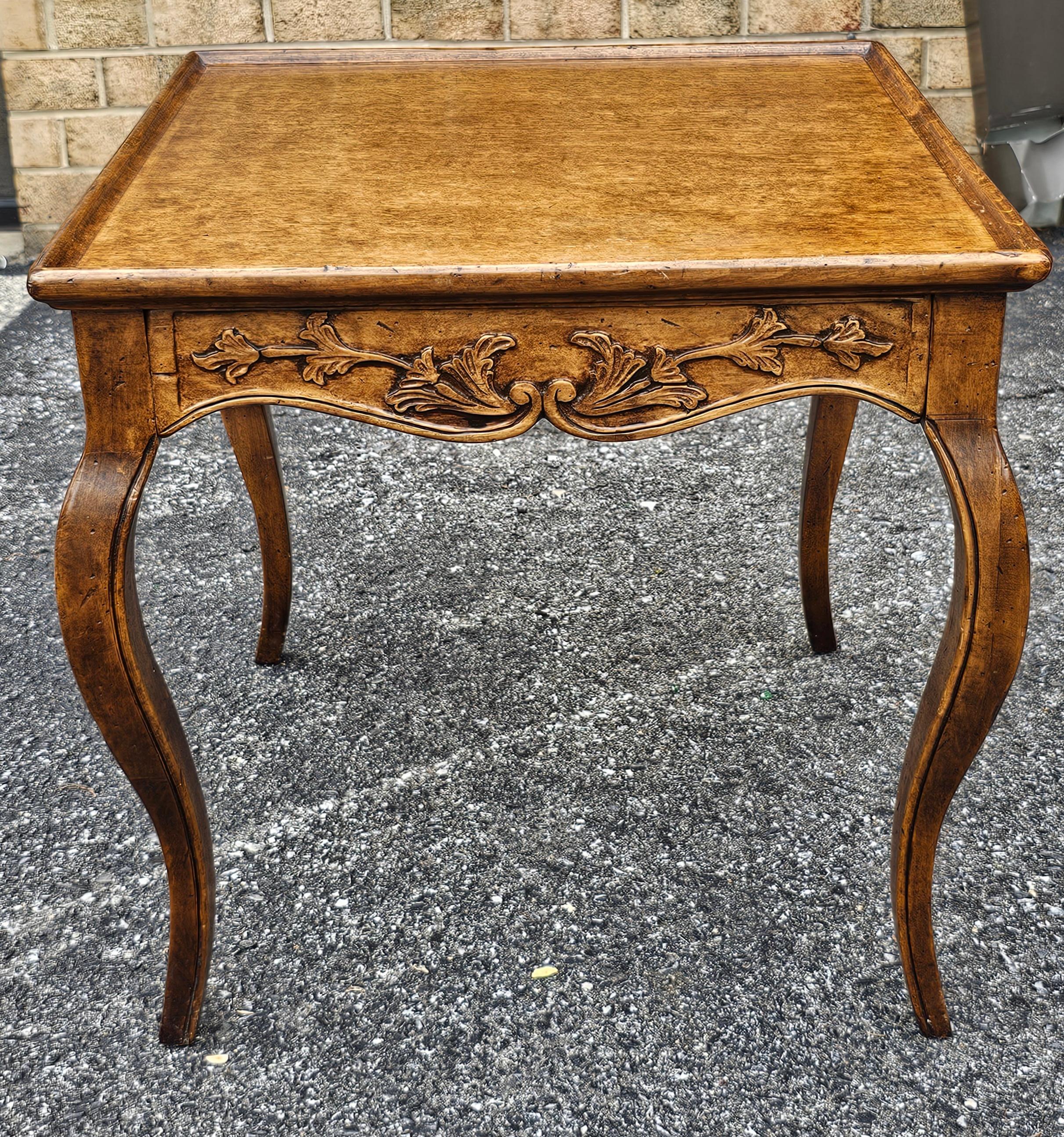 Américain Tiroir unique en bois fruitier sculpté de style provincial  Table d'appoint en vente