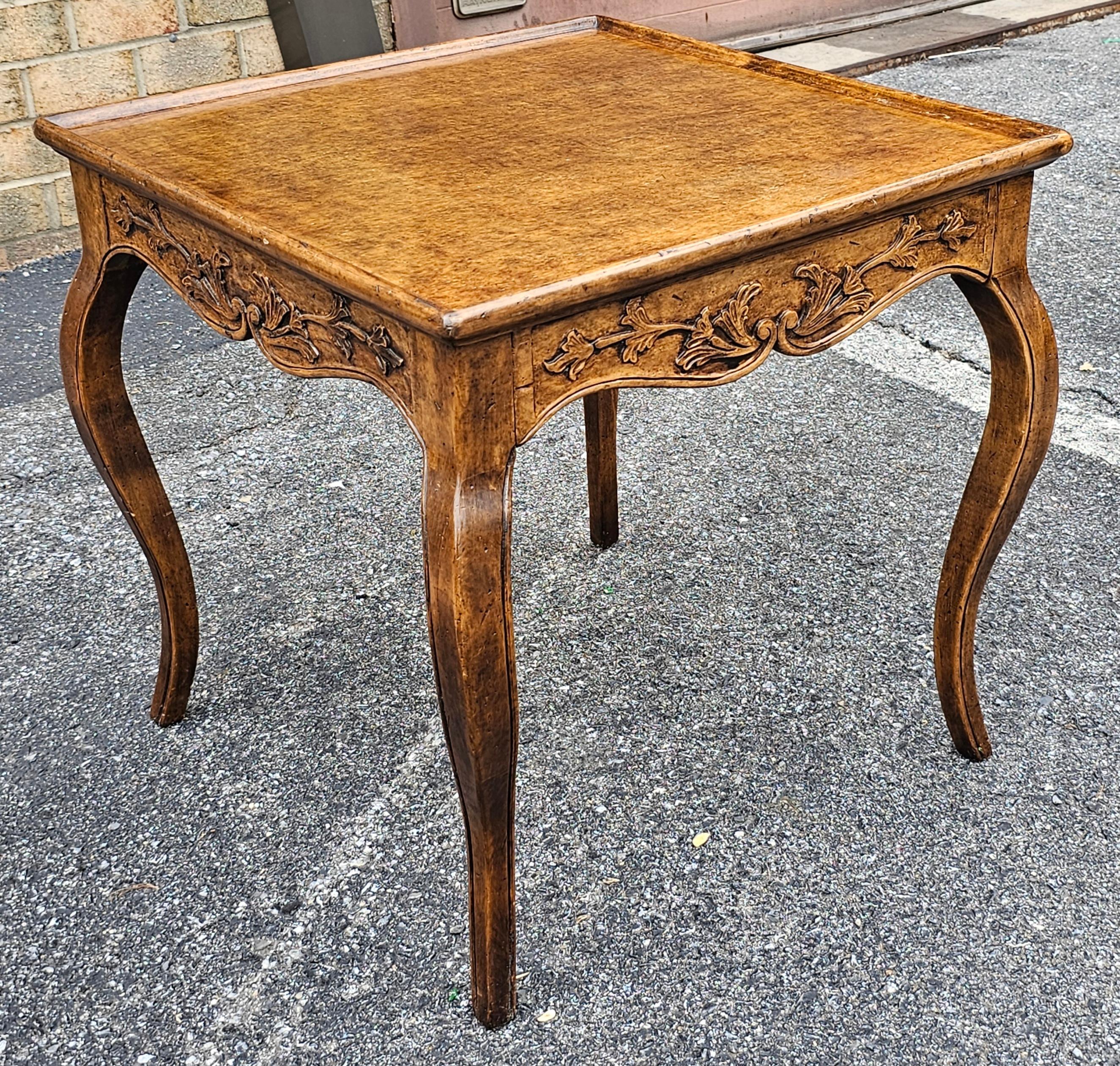 Tacheté Tiroir unique en bois fruitier sculpté de style provincial  Table d'appoint en vente