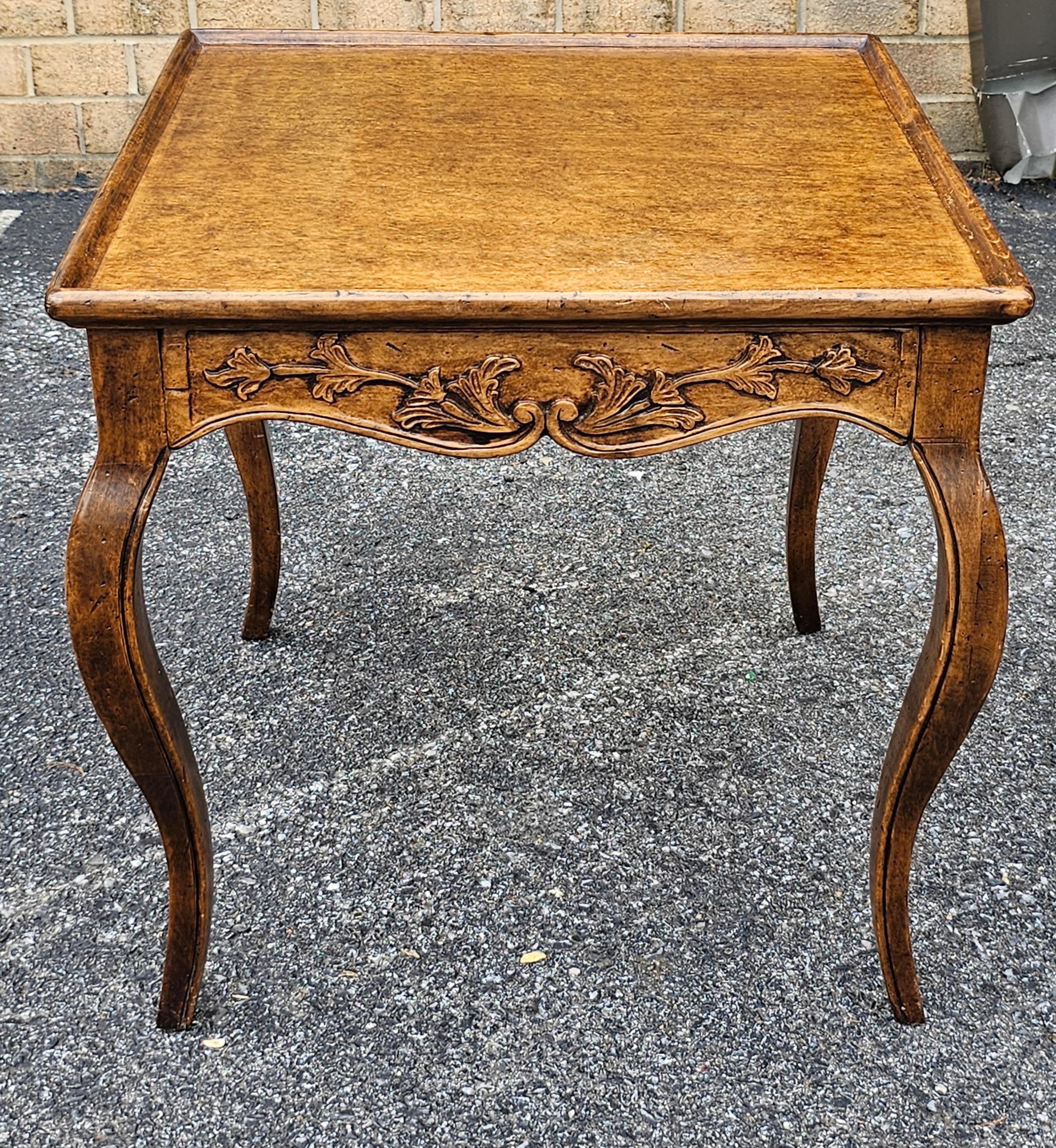 Tiroir unique en bois fruitier sculpté de style provincial  Table d'appoint Excellent état - En vente à Germantown, MD