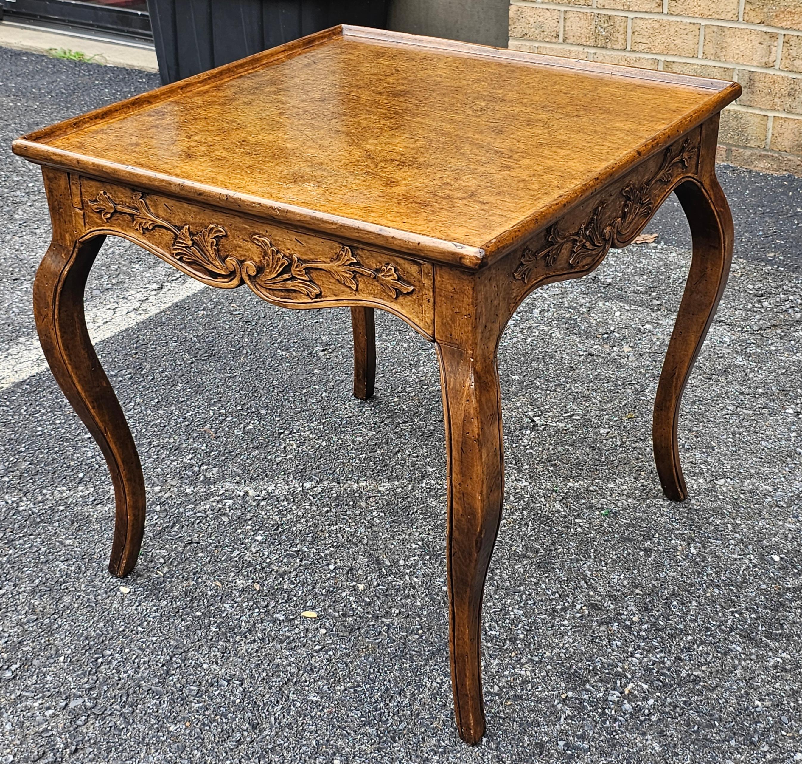 20ième siècle Tiroir unique en bois fruitier sculpté de style provincial  Table d'appoint en vente