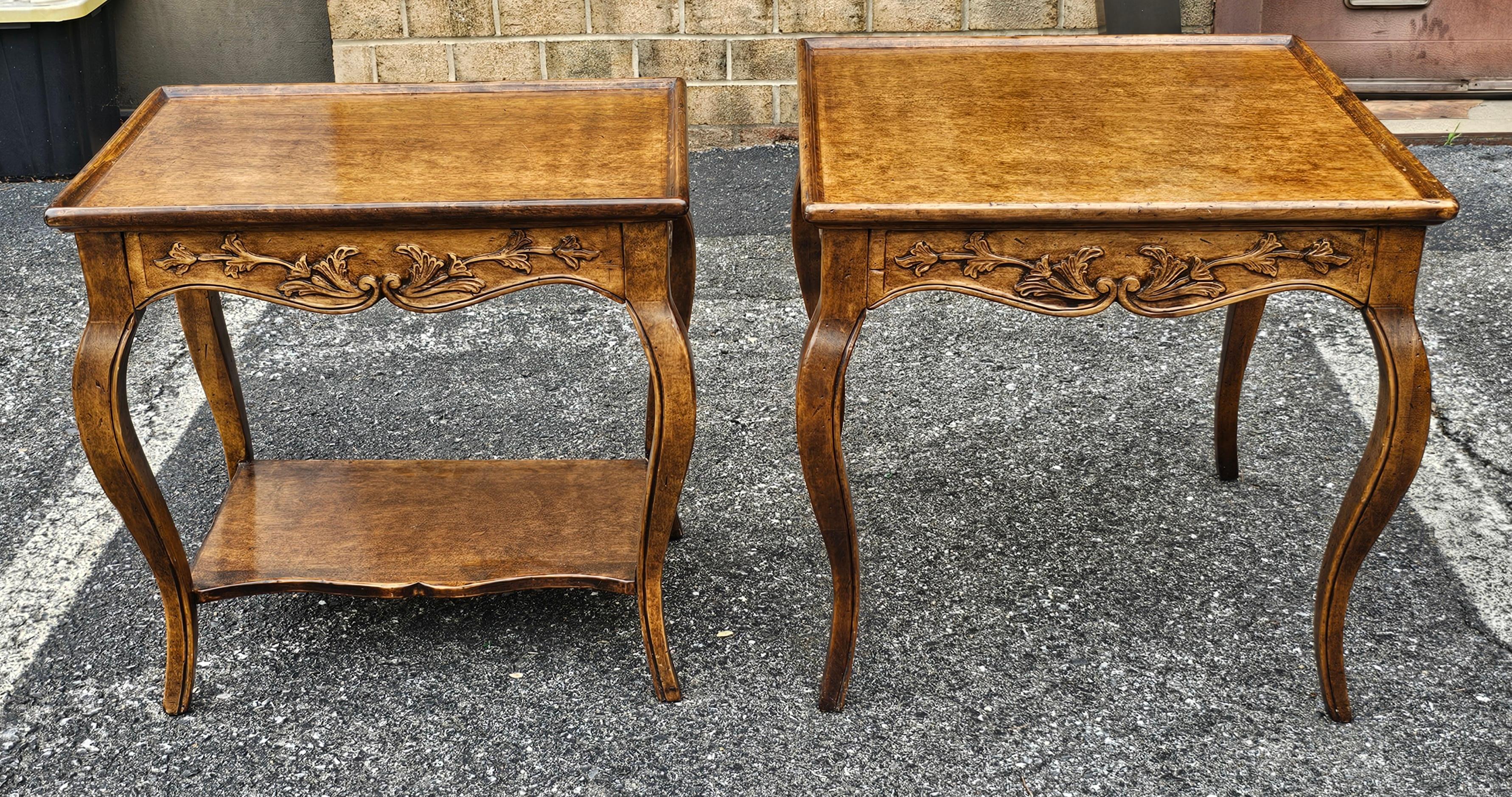 Tiroir unique en bois fruitier sculpté de style provincial  Table d'appoint en vente 1