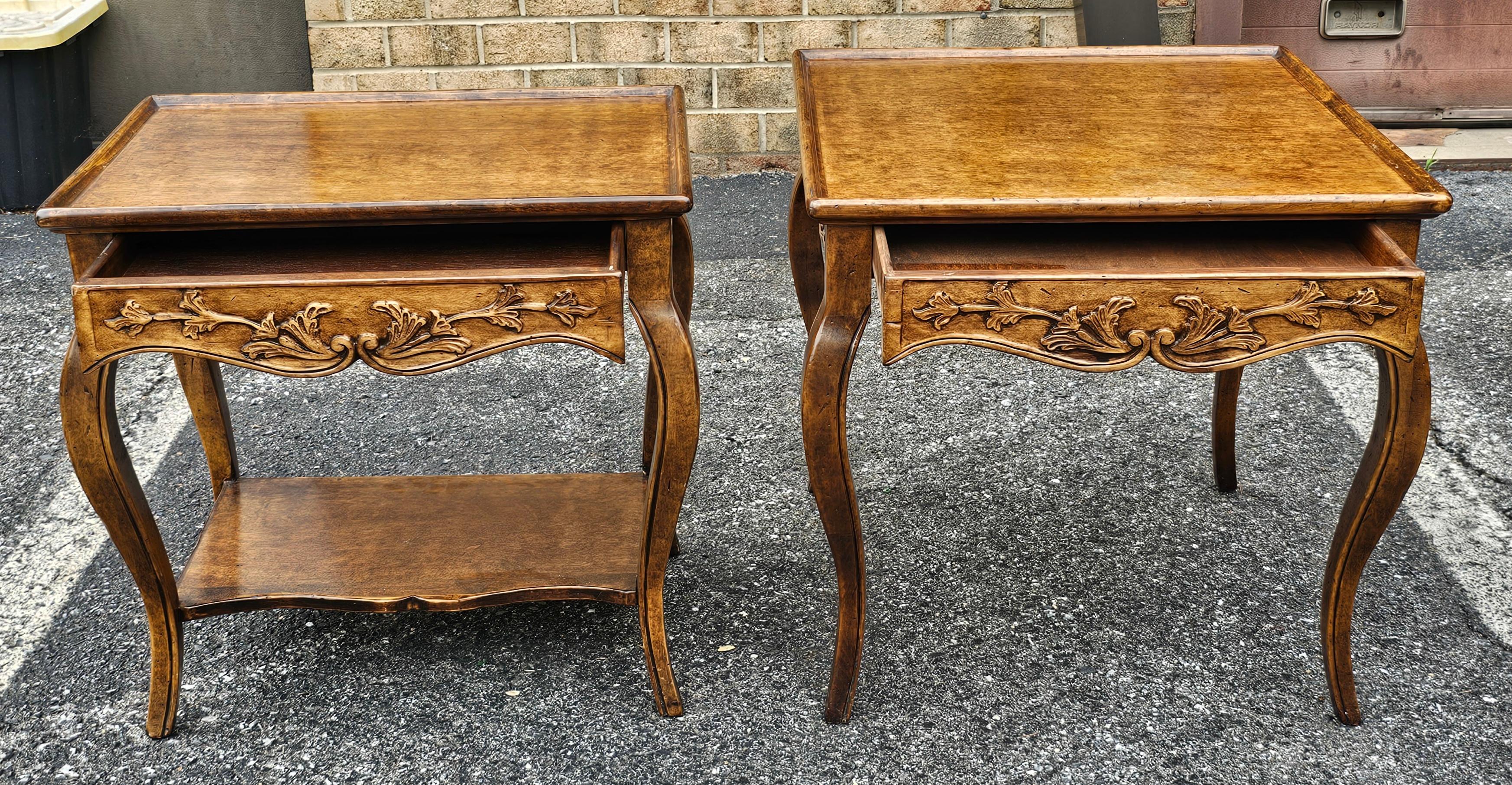 Geschnitzter Beistelltisch mit einer Schublade aus Obstholz im Landhausstil im Angebot 2